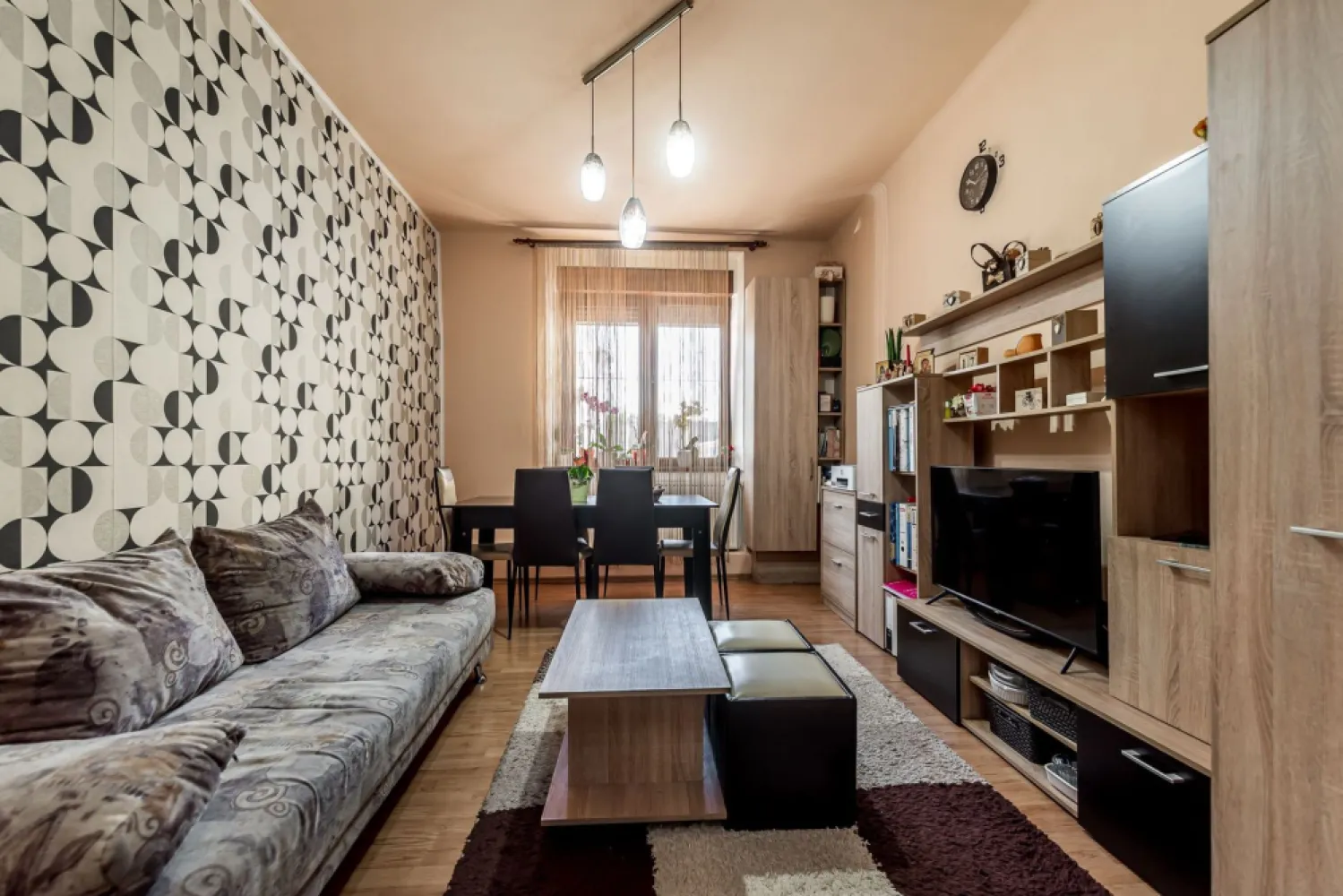 Apartament în centru cu acces auto și garaj propriu - Îți dorești să locuiești în centrul orașului, într-o zonă liniștită și cu toate facilitățile la câțiva pași, acest apartament poate fi alegerea potrivită.

Situat pe strada Vicențiu Babeș, într-una dintre cele mai apreciate și accesibile zone centrale ale Aradului, apartamentul oferă avantajul unei locații excelente, cu acces rapid către magazine, farmacii, piață, mijloace de transport, restaurante și instituții importante.

Locuința este amplasată la parter înalt, fiind potrivită pentru o persoană sau un cuplu care își dorește confort, accesibilitate și costuri reduse de întreținere.

Apartamentul este amenajat și dispune de:
• cameră de zi luminoasă;
• dormitor;
• bucătărie;
• baie;
• centrală termică pe gaz;
• ferestre PVC.

Un avantaj rar întâlnit în această zonă este accesul auto în curtea imobilului și garajul propriu. În prezent acesta este amenajat ca bucătărie de vară, însă poate fi folosit cu ușurință ca spațiu de depozitare sau poate fi readus la destinația inițială pentru parcarea autoturismului.

În plus, proprietatea beneficiază și de o boxă spațioasă la subsol, ideală pentru depozitare.

Această proprietate reprezintă una dintre cele mai accesibile oportunități din zona centrală, oferind atât confortul unei locuințe bine întreținute, cât și avantajul unor spații auxiliare greu de găsit în această locație.

Pentru informații suplimentare și programarea unei vizionări:
Andrei Caracioni ☎ 0757 662 907, Acasă Arad

Cod proprietate: CP3128416