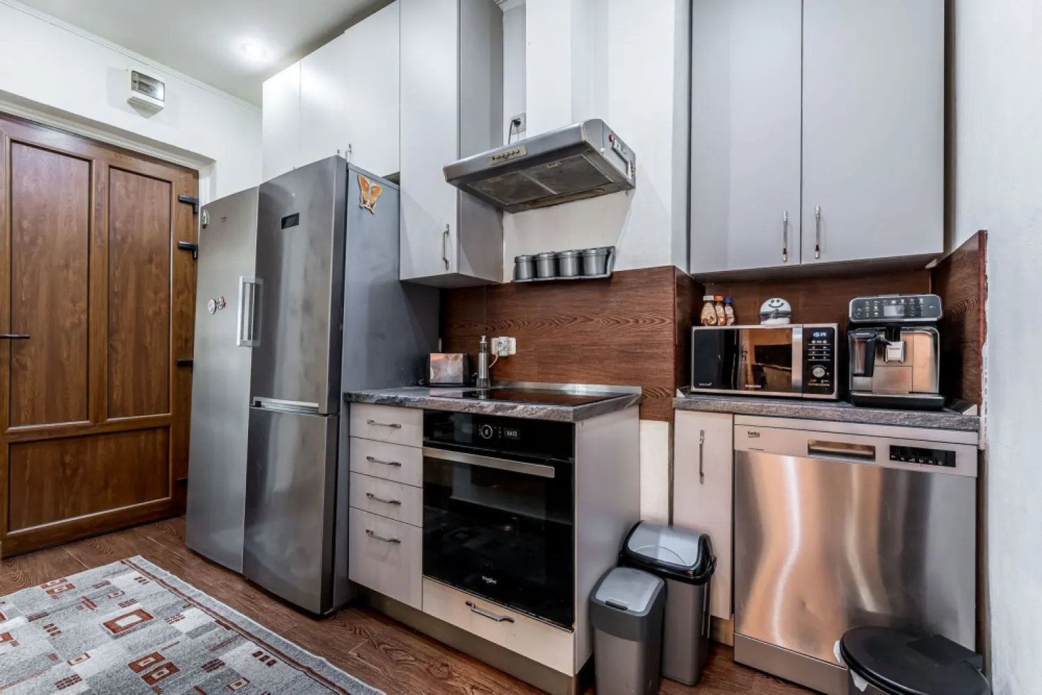 Apartament în centru cu acces auto și garaj propriu - Îți dorești să locuiești în centrul orașului, într-o zonă liniștită și cu toate facilitățile la câțiva pași, acest apartament poate fi alegerea potrivită.

Situat pe strada Vicențiu Babeș, într-una dintre cele mai apreciate și accesibile zone centrale ale Aradului, apartamentul oferă avantajul unei locații excelente, cu acces rapid către magazine, farmacii, piață, mijloace de transport, restaurante și instituții importante.

Locuința este amplasată la parter înalt, fiind potrivită pentru o persoană sau un cuplu care își dorește confort, accesibilitate și costuri reduse de întreținere.

Apartamentul este amenajat și dispune de:
• cameră de zi luminoasă;
• dormitor;
• bucătărie;
• baie;
• centrală termică pe gaz;
• ferestre PVC.

Un avantaj rar întâlnit în această zonă este accesul auto în curtea imobilului și garajul propriu. În prezent acesta este amenajat ca bucătărie de vară, însă poate fi folosit cu ușurință ca spațiu de depozitare sau poate fi readus la destinația inițială pentru parcarea autoturismului.

În plus, proprietatea beneficiază și de o boxă spațioasă la subsol, ideală pentru depozitare.

Această proprietate reprezintă una dintre cele mai accesibile oportunități din zona centrală, oferind atât confortul unei locuințe bine întreținute, cât și avantajul unor spații auxiliare greu de găsit în această locație.

Pentru informații suplimentare și programarea unei vizionări:
Andrei Caracioni ☎ 0757 662 907, Acasă Arad

Cod proprietate: CP3128416