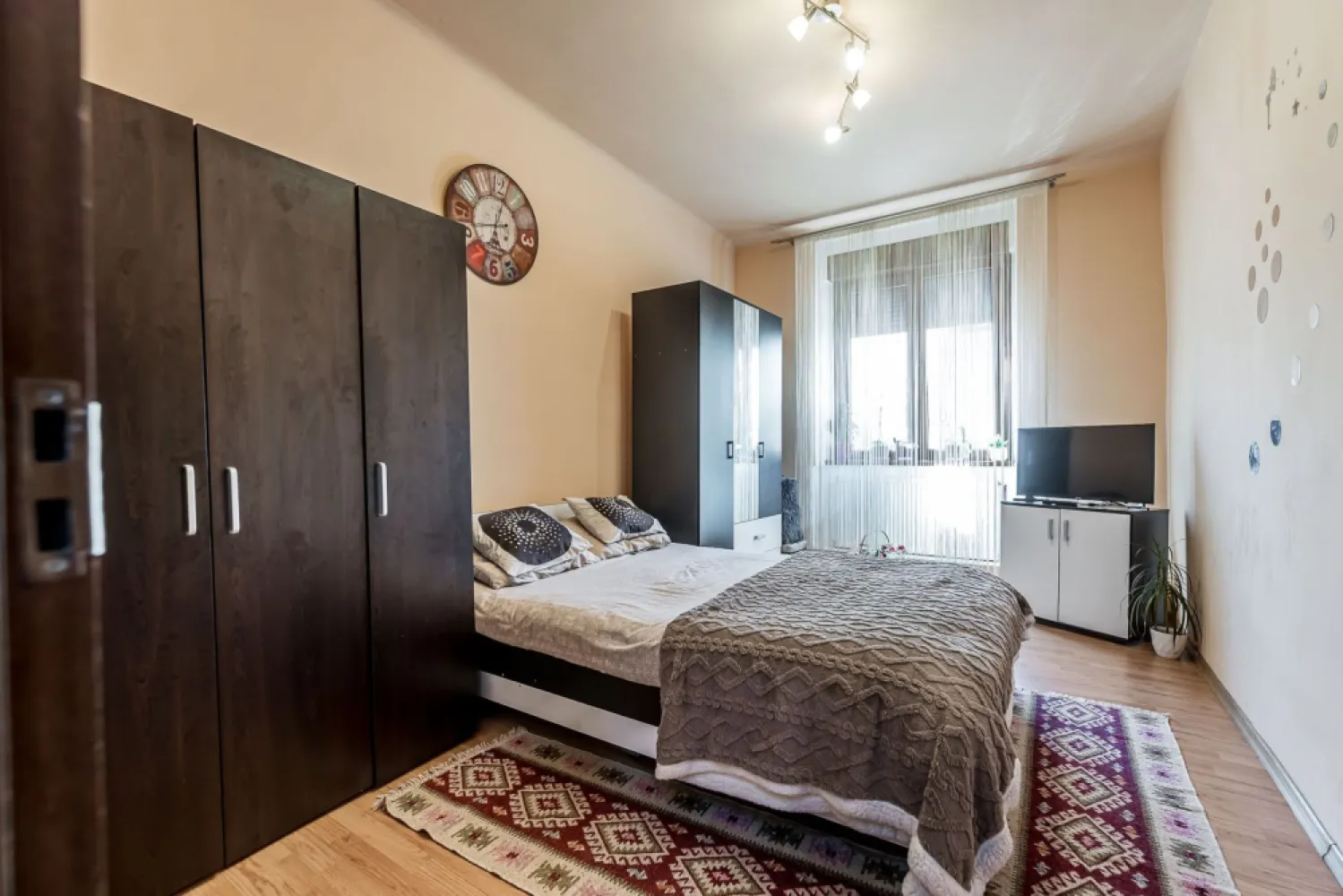 Apartament în centru cu acces auto și garaj propriu - Îți dorești să locuiești în centrul orașului, într-o zonă liniștită și cu toate facilitățile la câțiva pași, acest apartament poate fi alegerea potrivită.

Situat pe strada Vicențiu Babeș, într-una dintre cele mai apreciate și accesibile zone centrale ale Aradului, apartamentul oferă avantajul unei locații excelente, cu acces rapid către magazine, farmacii, piață, mijloace de transport, restaurante și instituții importante.

Locuința este amplasată la parter înalt, fiind potrivită pentru o persoană sau un cuplu care își dorește confort, accesibilitate și costuri reduse de întreținere.

Apartamentul este amenajat și dispune de:
• cameră de zi luminoasă;
• dormitor;
• bucătărie;
• baie;
• centrală termică pe gaz;
• ferestre PVC.

Un avantaj rar întâlnit în această zonă este accesul auto în curtea imobilului și garajul propriu. În prezent acesta este amenajat ca bucătărie de vară, însă poate fi folosit cu ușurință ca spațiu de depozitare sau poate fi readus la destinația inițială pentru parcarea autoturismului.

În plus, proprietatea beneficiază și de o boxă spațioasă la subsol, ideală pentru depozitare.

Această proprietate reprezintă una dintre cele mai accesibile oportunități din zona centrală, oferind atât confortul unei locuințe bine întreținute, cât și avantajul unor spații auxiliare greu de găsit în această locație.

Pentru informații suplimentare și programarea unei vizionări:
Andrei Caracioni ☎ 0757 662 907, Acasă Arad

Cod proprietate: CP3128416