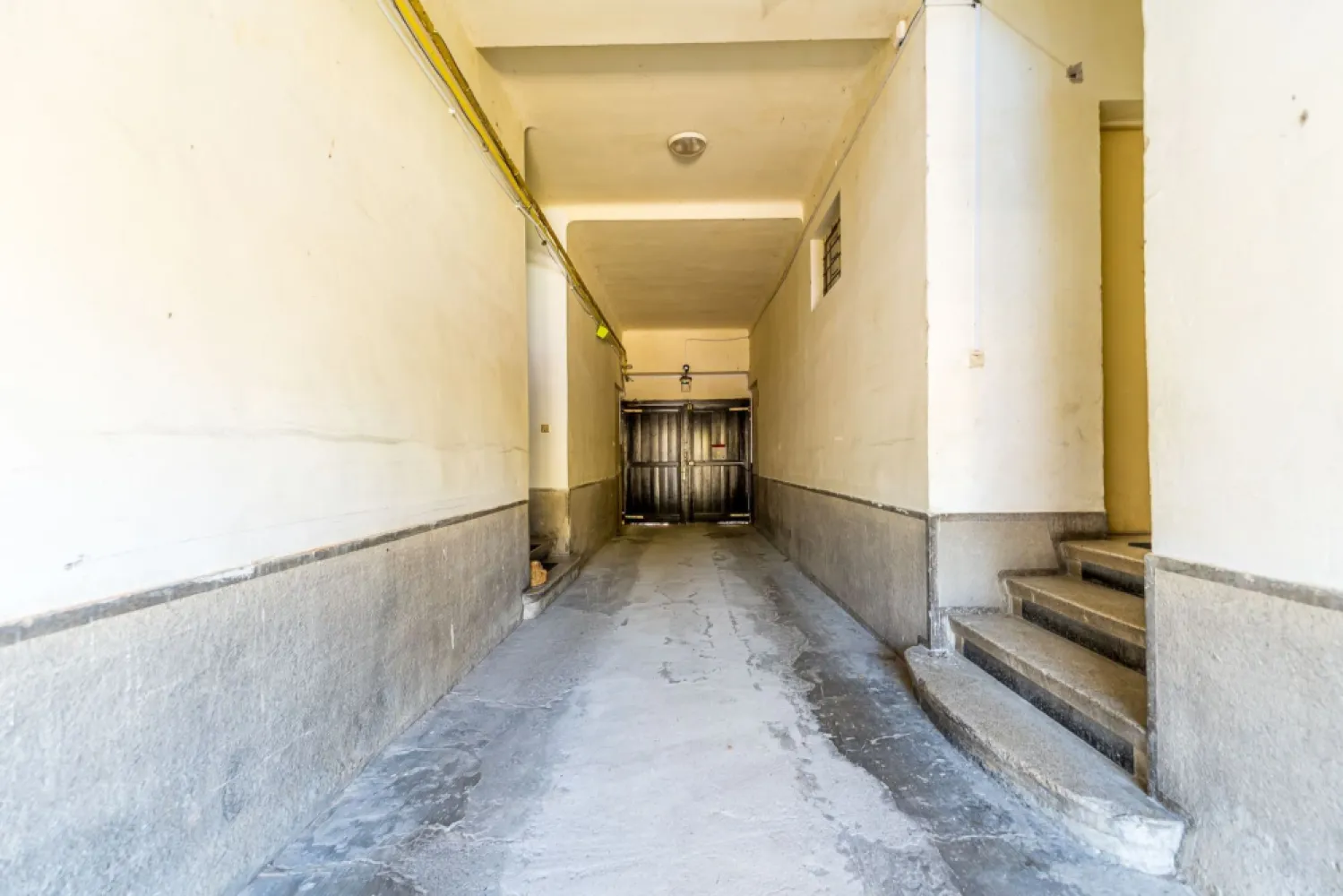 Apartament în centru cu acces auto și garaj propriu - Îți dorești să locuiești în centrul orașului, într-o zonă liniștită și cu toate facilitățile la câțiva pași, acest apartament poate fi alegerea potrivită.

Situat pe strada Vicențiu Babeș, într-una dintre cele mai apreciate și accesibile zone centrale ale Aradului, apartamentul oferă avantajul unei locații excelente, cu acces rapid către magazine, farmacii, piață, mijloace de transport, restaurante și instituții importante.

Locuința este amplasată la parter înalt, fiind potrivită pentru o persoană sau un cuplu care își dorește confort, accesibilitate și costuri reduse de întreținere.

Apartamentul este amenajat și dispune de:
• cameră de zi luminoasă;
• dormitor;
• bucătărie;
• baie;
• centrală termică pe gaz;
• ferestre PVC.

Un avantaj rar întâlnit în această zonă este accesul auto în curtea imobilului și garajul propriu. În prezent acesta este amenajat ca bucătărie de vară, însă poate fi folosit cu ușurință ca spațiu de depozitare sau poate fi readus la destinația inițială pentru parcarea autoturismului.

În plus, proprietatea beneficiază și de o boxă spațioasă la subsol, ideală pentru depozitare.

Această proprietate reprezintă una dintre cele mai accesibile oportunități din zona centrală, oferind atât confortul unei locuințe bine întreținute, cât și avantajul unor spații auxiliare greu de găsit în această locație.

Pentru informații suplimentare și programarea unei vizionări:
Andrei Caracioni ☎ 0757 662 907, Acasă Arad

Cod proprietate: CP3128416