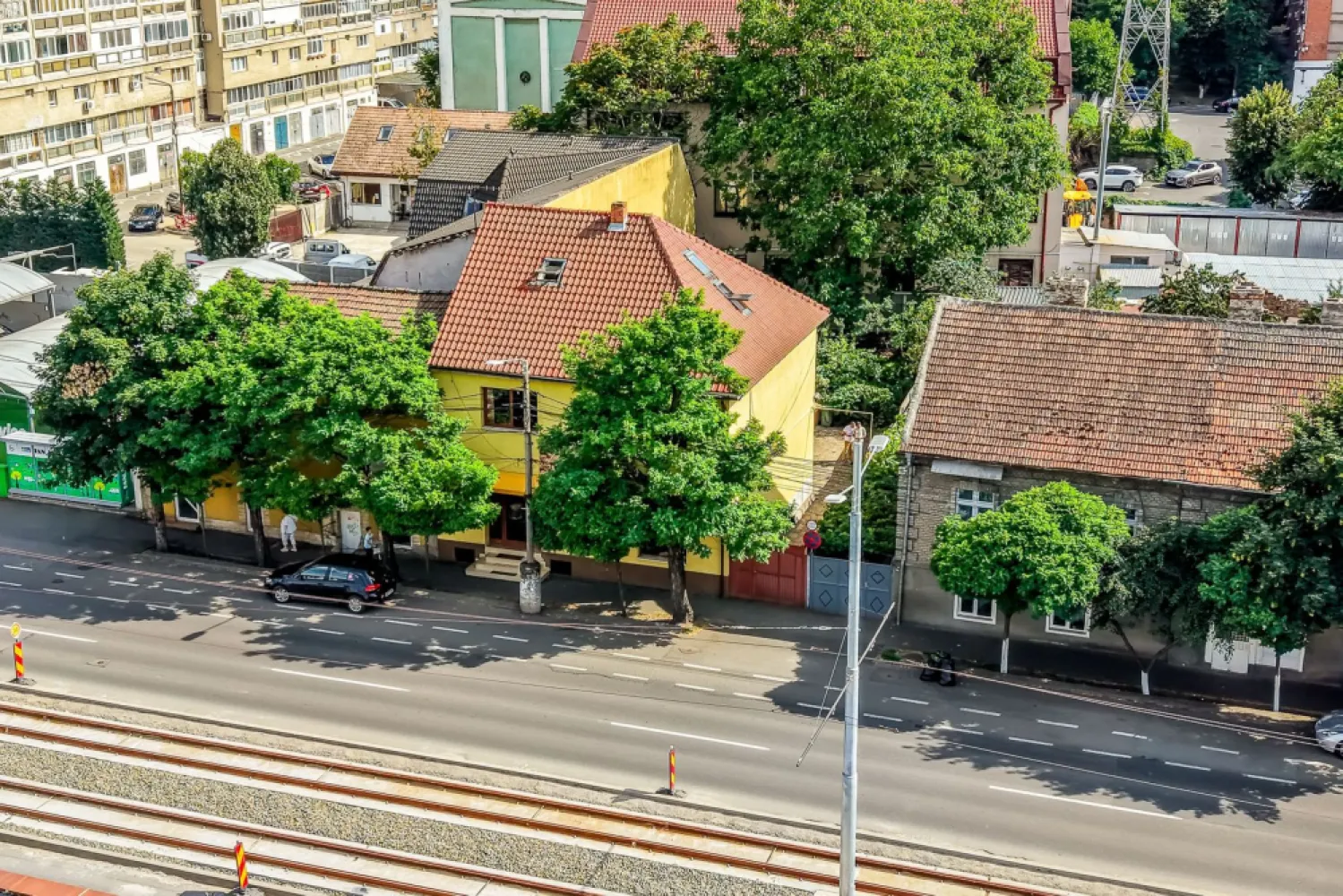 Imobil versatil D+P+E+M | Arteră principală Arad | Curte cu acces auto - Oportunitate de investiție în Arad: Imobil cu funcționalitate mixtă (Comercial / Birouri / Locuință) și curte privată cu acces auto.

Dacă afacerea dumneavoastră a depășit limitele actuale sau dacă sunteți în căutarea unei proprietăți cu vizibilitate excepțională, care să reunească toate funcțiunile sub același acoperiș, acest imobil reprezintă soluția completă. Poziționată strategic pe o arteră importantă a orașului, proprietatea garantează o expunere comercială excelentă, eliminând în același timp cea mai mare problemă a clădirilor stradale: lipsa spațiului privat pentru parcare și aprovizionare.

Cu un total de 10 camere și o distribuție excelentă pe cele 4 niveluri, clădirea oferă o flexibilitate totală în utilizare:
1. Demisol: Spațiu generos și uscat, ideal pentru depozitare de marfă, arhivă, servere sau activități auxiliare de logistică.
2. Parter: Conceput special pentru activități cu publicul. Dispune de vitrină/vizibilitate stradală, fiind perfect pentru spațiu comercial, recepție, showroom sau recepție de clinică/salon.
3. Etaj: Compartimentat optim pentru birouri administrative, cabinete specializate, săli de ședință sau un apartament de protocol.
4. Mansardă: O zonă caldă, intimă și complet amenajată pentru locuit, oferind tot confortul necesar unui administrator sau proprietar care dorește să fie aproape de nucleul afacerii sale.

Avantajul major: curte privată cu acces auto
Spre deosebire de majoritatea imobilelor comerciale din zonele intens circulate, această proprietate beneficiază de o curte interioară privată cu acces auto facil. Acest detaliu logistic transformă imobilul într-o opțiune ideală pentru:

Parcare securizată pentru management sau clienți VIP.
Zonă facilă de încărcare/descărcare pentru aprovizionare, fără a bloca traficul stradal.

Detalii și vizionări: Sebastian Nica - 0722 252 639

Agenția imobiliară Acasă Arad

Cod proprietate: CP3130523