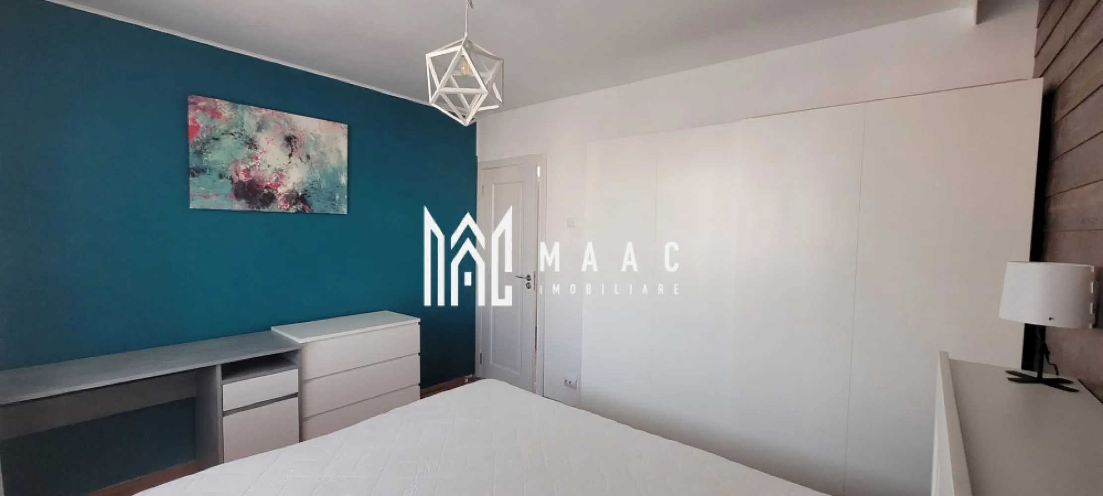 Apartament 2 camere | bloc nou | Mihai Viteazu - Piata Rahova - MAAC Imobiliare vă oferă spre închiriere un apartament cu 2 camere, decomandat, confort 1 , situat la etajul 4 al unui bloc nou cu 10 etaje, amplasat într-o zonă foarte căutată – Mihai Viteazu, în imediata apropiere a Pieței Rahovei. Locuința a fost proaspăt renovată integral și este disponibilă începând cu data de 15 martie 2026. Apartamentul se închiriază complet mobilat și utilat, fiind pregătit pentru mutare imediată. Bucătăria este complet echipată și dispune de mobilier realizat la comandă, mașină de spălat vase, plită, hotă, cuptor electric și frigider. De asemenea, apartamentul este dotat cu mașină de spălat rufe, mobilier modern în dormitor și living, uși de interior din lemn, parchet din lemn recondiționat, ușă metalică de acces securizată și tâmplărie PVC cu geam termopan. Confortul termic este asigurat de centrala termică proprie pe gaz, cu calorifere din oțel, iar locuința beneficiază de contorizări separate pentru gaz, curent și apă. Apartamentul dispune de un balcon generos, accesibil din living, precum și de o baie modernă, dotată cu geam pentru aerisire naturală. Proprietarul nu acceptă animale de companie. Pentru mai multe detalii, va rugam specificati telefonic: CP2900412 }}
