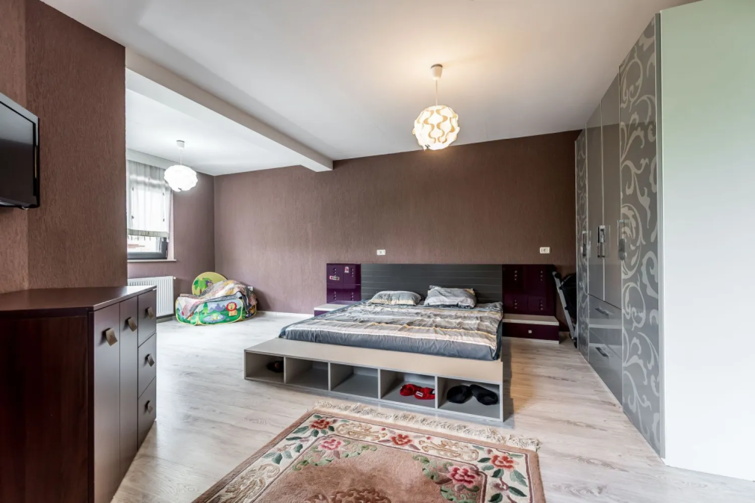 Vilă P+1 | Zona Subcetate | bazin, sală, pista biciclete în vecinătate - Echilibrul perfect între liniște și proximitate: Vilă cu 4 camere, construcție 2018, situată în cartierul rezidențial Subcetate din Arad.

Dacă sunteți în căutarea unei locuințe care să ofere confortul unei zone exclusiviste, sigure și aerisite, dar fără a renunța la avantajele și dinamismul proximității față de centrul orașului, această proprietate din Subcetate reprezintă opțiunea ideală. 
Construit imobilul în anul 2018, acesta beneficiază de o planificare excelentă a spațiului, maximizând lumina naturală și funcționalitatea fiecărei încăperi:

Număr camere: 4 (living generos și 3 dormitoare luminoase, ideale pentru odihnă sau organizarea unui birou de lucru acasă).

Spații generoase: Compartimentarea este inteligentă, cu fluxuri clare între zona de zi și cea de noapte, oferind intimitate fiecărui membru al familiei.

Stare imobil: Construcție modernă, finisaje executate cu atenție și materiale durabile, pregătită pentru a deveni „acasă” fără necesitatea unor investiții imediate.

Locație de top: O zonă sigură, curată și aerisită, care oferă avantajul rar de a fi retrasă de la agitație, dar la doar câteva minute distanță de centrul Aradului.

Comunitate selectă: Vecinii sunt de o calitate excelentă, un aspect esențial pentru o atmosferă armonioasă și siguranța familiei dumneavoastră.

Infrastructură modernă: Acces rapid și facil către punctele cheie ale orașului, școli, grădinițe și zone comerciale.

Facilități dedicate unui Stil de Viață Activ
- Bazinul de înot și piscina, ideale pentru relaxare sau antrenamente;
-Sală de sport modernă în proximitate;
-Pistă de biciclete amenajată, excelentă pentru mobilitate urbană ecologică sau plimbări în aer liber.

Contact: Sebastian Nica - 0722 252 639

Agenția Imobiliară Acasă Arad
