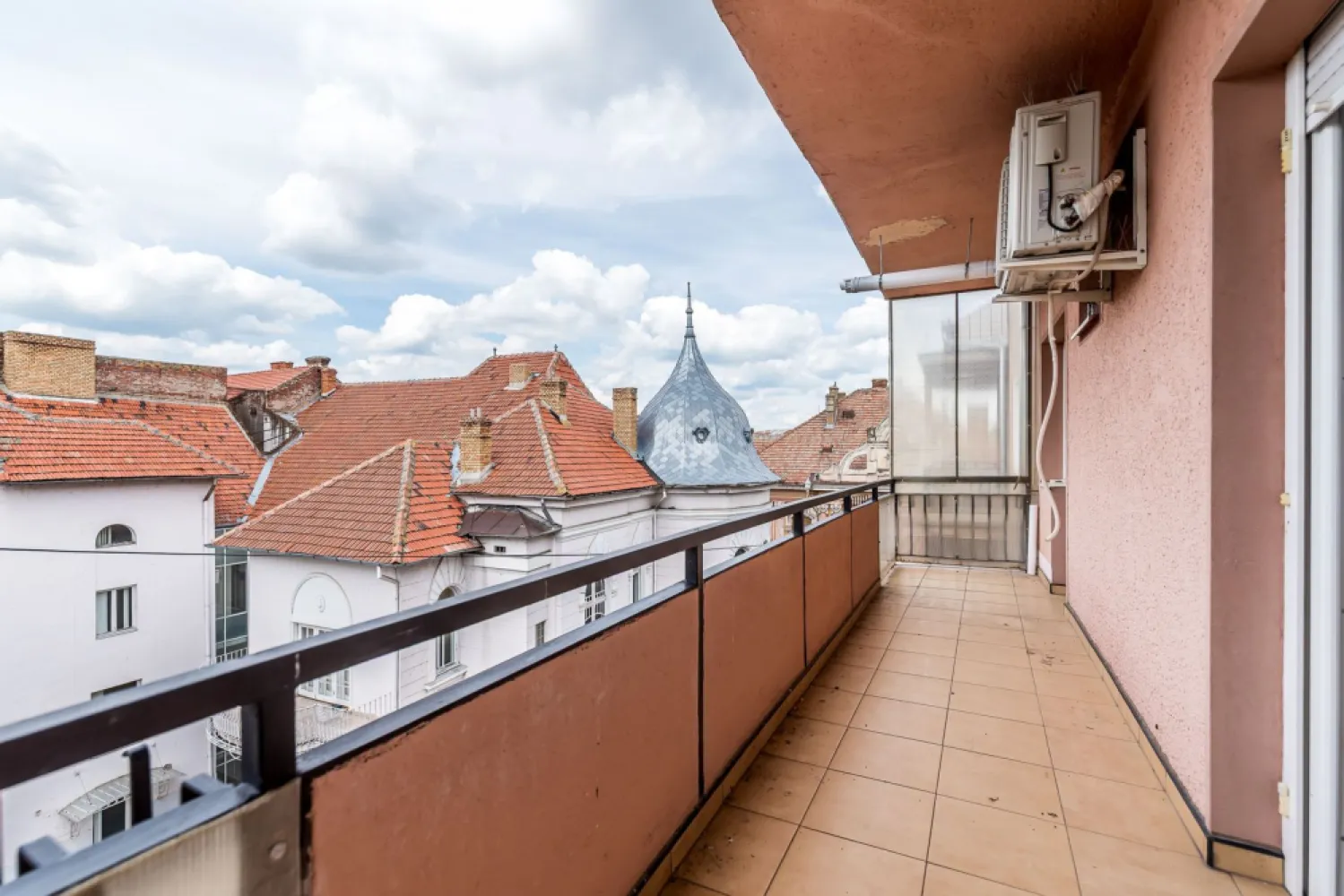 Apartament ultrafinisat la cheie cu 2 camere decomandat Piata Mica - Comision 0%
Apartament ultrafinisat de vânzare în cea mai râvnită zonă din Arad – Aleea Albac
📍 Lângă Camera de Comerț și Piața Mihai Viteazu
Comision 0

Proprietățile apar foarte rar aici – iar aceasta este o oportunitate pe care nu vrei să o ratezi.

🔹 2 camere decomandate
🔹 Etaj 4 din 4, cu pod deasupra și acoperiș nou
🔹 Renovat complet, cu materiale premium și finisaje de top
🔹 Compartimentare practică: hol generos, baie, bucătărie, balcon
🔹 Centrală proprie pe gaz + aer condiționat
🔹 Se vinde mobilat si utilat la cheie conform fotografiilor,

📌 Locație ideală: liniște, vecinătate selectă, proximitate excelentă față de centrul orașului, școli, parcuri și magazine.

Acest apartament este perfect pentru cei care își doresc o locuință elegantă, într-un cartier cu prestigiu, cu toate facilitățile moderne incluse.

📞 Pentru detalii și programarea unei vizionări:
Blaga Flavius – 0754467525 Consultant imobiliar acreditat APAIR (Asociația Profesională a Agenților Imobiliari din România)

Nu dispui de toată suma? Te ajutăm noi gratuit! Îți obținem oferte de la 16 bănci.
Ai o proprietate de vânzare în Arad și vrei să știi cât valorează cu adevărat?

Birou: ACASĂ | Agenție imobiliară Arad
Adresă: Bulevardul Decebal 2, Arad 310133