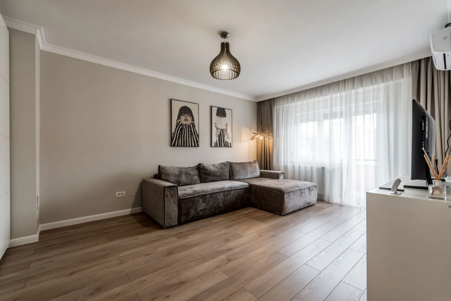 Apartament ultrafinisat la cheie cu 2 camere decomandat Piata Mica - Comision 0%
Apartament ultrafinisat de vânzare în cea mai râvnită zonă din Arad – Aleea Albac
📍 Lângă Camera de Comerț și Piața Mihai Viteazu
Comision 0

Proprietățile apar foarte rar aici – iar aceasta este o oportunitate pe care nu vrei să o ratezi.

🔹 2 camere decomandate
🔹 Etaj 4 din 4, cu pod deasupra și acoperiș nou
🔹 Renovat complet, cu materiale premium și finisaje de top
🔹 Compartimentare practică: hol generos, baie, bucătărie, balcon
🔹 Centrală proprie pe gaz + aer condiționat
🔹 Se vinde mobilat si utilat la cheie conform fotografiilor,

📌 Locație ideală: liniște, vecinătate selectă, proximitate excelentă față de centrul orașului, școli, parcuri și magazine.

Acest apartament este perfect pentru cei care își doresc o locuință elegantă, într-un cartier cu prestigiu, cu toate facilitățile moderne incluse.

📞 Pentru detalii și programarea unei vizionări:
Blaga Flavius – 0754467525 Consultant imobiliar acreditat APAIR (Asociația Profesională a Agenților Imobiliari din România)

Nu dispui de toată suma? Te ajutăm noi gratuit! Îți obținem oferte de la 16 bănci.
Ai o proprietate de vânzare în Arad și vrei să știi cât valorează cu adevărat?

Birou: ACASĂ | Agenție imobiliară Arad
Adresă: Bulevardul Decebal 2, Arad 310133