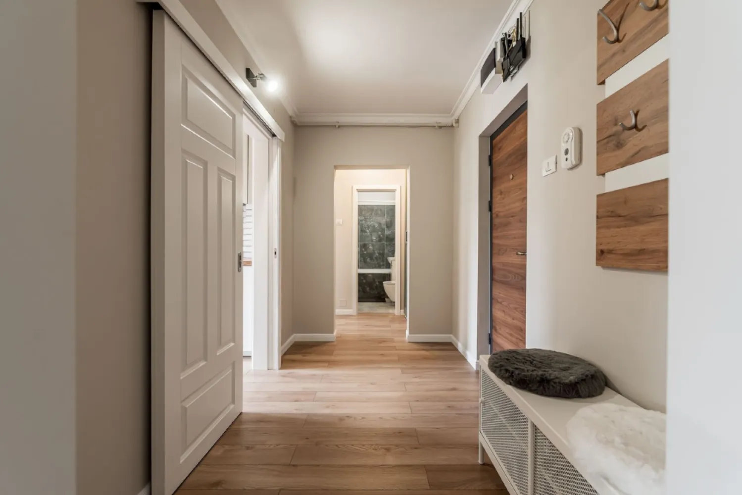 Apartament ultrafinisat la cheie cu 2 camere decomandat Piata Mica - Comision 0%
Apartament ultrafinisat de vânzare în cea mai râvnită zonă din Arad – Aleea Albac
📍 Lângă Camera de Comerț și Piața Mihai Viteazu
Comision 0

Proprietățile apar foarte rar aici – iar aceasta este o oportunitate pe care nu vrei să o ratezi.

🔹 2 camere decomandate
🔹 Etaj 4 din 4, cu pod deasupra și acoperiș nou
🔹 Renovat complet, cu materiale premium și finisaje de top
🔹 Compartimentare practică: hol generos, baie, bucătărie, balcon
🔹 Centrală proprie pe gaz + aer condiționat
🔹 Se vinde mobilat si utilat la cheie conform fotografiilor,

📌 Locație ideală: liniște, vecinătate selectă, proximitate excelentă față de centrul orașului, școli, parcuri și magazine.

Acest apartament este perfect pentru cei care își doresc o locuință elegantă, într-un cartier cu prestigiu, cu toate facilitățile moderne incluse.

📞 Pentru detalii și programarea unei vizionări:
Blaga Flavius – 0754467525 Consultant imobiliar acreditat APAIR (Asociația Profesională a Agenților Imobiliari din România)

Nu dispui de toată suma? Te ajutăm noi gratuit! Îți obținem oferte de la 16 bănci.
Ai o proprietate de vânzare în Arad și vrei să știi cât valorează cu adevărat?

Birou: ACASĂ | Agenție imobiliară Arad
Adresă: Bulevardul Decebal 2, Arad 310133