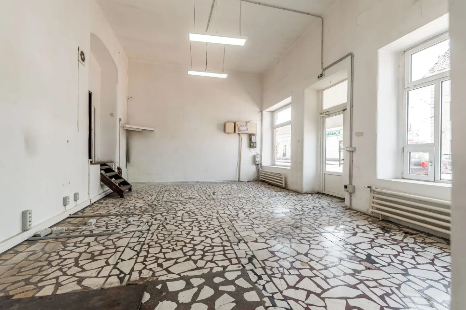 REZERVAT! Spatiu comercial ,cu vitrina de in zona Boul Rosu. - Va propunem spre vanzare o proprietate comerciala de exceptie, situata intr-unul dintre cele mai cunoscute noduri comerciale si de tranzit din Arad, zona Boul Rosu. Spatiul este amplasat la parterul si demisolul Palatului Iosif Steiner, o cladire emblematica a orasului, beneficiind de un vad consolidat si de un trafic pietonal si auto intens in orice moment al zilei.

Structura si compartimentare:
Unitatea de la parter (74 mp): este compusa din doua camere spatioase, un birou si grup sanitar. Principalul atu competitiv al parterului il reprezinta vitrina generoasa cu o deschidere de 12 metri liniari direct la strada principala, oferind o suprafata de expunere si publicitate naturala greu de egalat in zona centrala.

Unitatea de la demisol (95 mp): este un spatiu generos, care beneficiaza de acces direct si separat din strada. 

Avantaje tehnice si potential de investitie:
Dublu acces din strada: configuratia permite fragmentarea fizica si operationala totala. Puteti opta pentru utilizarea intregului spatiu de catre un singur brand sau pentru inchirierea separata a celor doua niveluri catre chiriasi diferiti, maximizand astfel randamentul lunar si reducand riscul de neocupare.

Vizibilitate maxima: vitrina de 12 metri asigura un impact vizual puternic pentru fluxul auto si pietonal care traverseaza zona Boul Rosu.

Locatie de prestigiu: prezenta intr-o cladire istorica de renume ofera automat statut si recunoastere afacerii care va functiona aici. Proiectul de restaurare a fațadei este aprobat și urmeaza sa fie pus în excuție, costurile pentru acesta fiind suportate de actualul proprietar.

Preț: 135.000 € | COMISION 0%

Pentru detalii și vizionare:
Sebastian Nica – 0722 252 639

Nu dispui de toată suma? Te ajutăm noi gratuit! Îți obținem oferte de la 16 bănci.

Ai o proprietate de vânzare în Arad și vrei să știi cât valorează cu adevărat?
Sună-mă pentru o evaluare gratuită, fără obligații.

Birou: ACASĂ | Agenție imobiliară Arad
Bulevardul Decebal 2, Arad 310133