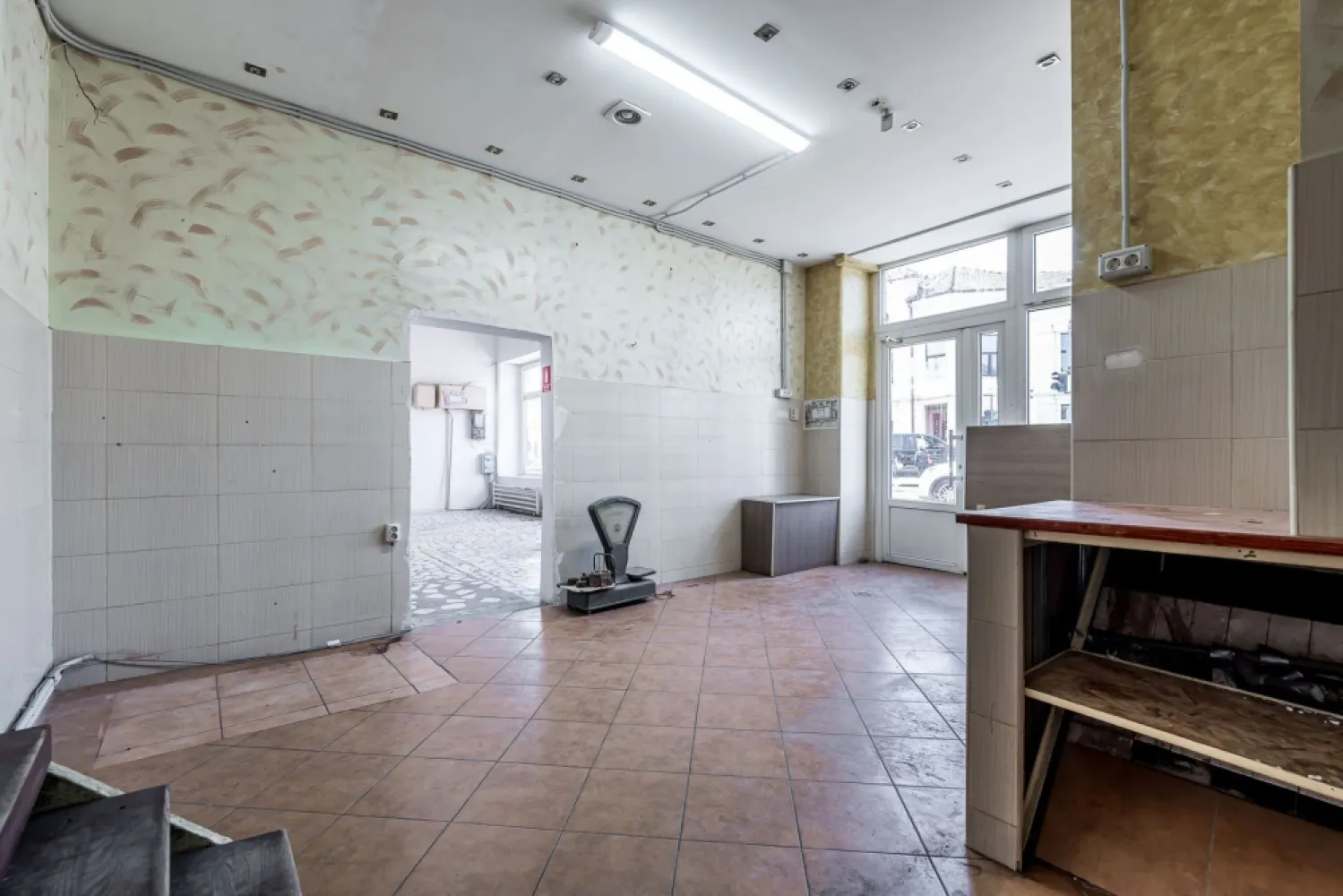 REZERVAT! Spatiu comercial ,cu vitrina de in zona Boul Rosu. - Va propunem spre vanzare o proprietate comerciala de exceptie, situata intr-unul dintre cele mai cunoscute noduri comerciale si de tranzit din Arad, zona Boul Rosu. Spatiul este amplasat la parterul si demisolul Palatului Iosif Steiner, o cladire emblematica a orasului, beneficiind de un vad consolidat si de un trafic pietonal si auto intens in orice moment al zilei.

Structura si compartimentare:
Unitatea de la parter (74 mp): este compusa din doua camere spatioase, un birou si grup sanitar. Principalul atu competitiv al parterului il reprezinta vitrina generoasa cu o deschidere de 12 metri liniari direct la strada principala, oferind o suprafata de expunere si publicitate naturala greu de egalat in zona centrala.

Unitatea de la demisol (95 mp): este un spatiu generos, care beneficiaza de acces direct si separat din strada. 

Avantaje tehnice si potential de investitie:
Dublu acces din strada: configuratia permite fragmentarea fizica si operationala totala. Puteti opta pentru utilizarea intregului spatiu de catre un singur brand sau pentru inchirierea separata a celor doua niveluri catre chiriasi diferiti, maximizand astfel randamentul lunar si reducand riscul de neocupare.

Vizibilitate maxima: vitrina de 12 metri asigura un impact vizual puternic pentru fluxul auto si pietonal care traverseaza zona Boul Rosu.

Locatie de prestigiu: prezenta intr-o cladire istorica de renume ofera automat statut si recunoastere afacerii care va functiona aici. Proiectul de restaurare a fațadei este aprobat și urmeaza sa fie pus în excuție, costurile pentru acesta fiind suportate de actualul proprietar.

Preț: 135.000 € | COMISION 0%

Pentru detalii și vizionare:
Sebastian Nica – 0722 252 639

Nu dispui de toată suma? Te ajutăm noi gratuit! Îți obținem oferte de la 16 bănci.

Ai o proprietate de vânzare în Arad și vrei să știi cât valorează cu adevărat?
Sună-mă pentru o evaluare gratuită, fără obligații.

Birou: ACASĂ | Agenție imobiliară Arad
Bulevardul Decebal 2, Arad 310133