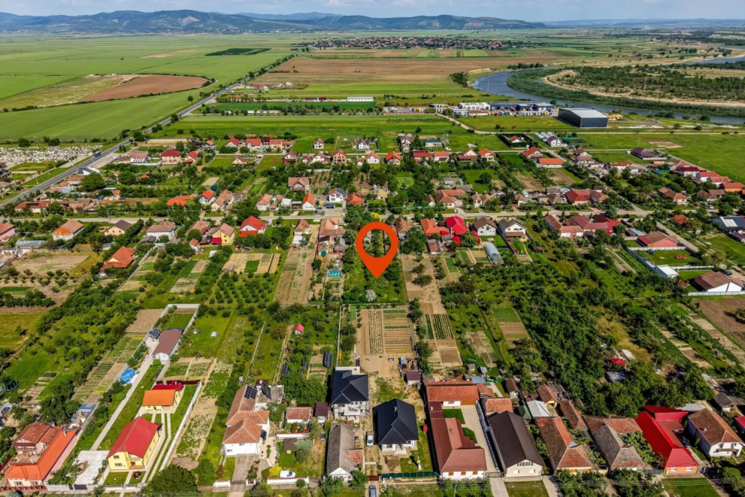 Teren intravilan 1594 mp în Cicir – la doar 9 km de Arad! - COMISION 0 - 📍 Locația ideală pentru cei care își doresc liniște, spațiu și acces rapid către oraș.
Dacă visezi să construiești casa potrivită pentru familia ta, într-o zonă liniștită, dar aproape de Arad, acest teren poate fi alegerea potrivită.

🔑 Detalii proprietate:
✔ Suprafață teren: 1.594 mp
✔ Teren intravilan
✔ Acces facil către Arad – doar 9 km distanță
✔ Utilități disponibile:
💧 Apă curentă
⚡ Curent electric
🔥 Gaz disponibil la stradă

🌳 Suprafața oferă suficient spațiu pentru construcția unei locuințe, amenajarea unei grădini sau a unei zone de relaxare, într-un cadru liniștit.
➕ Opțional, contra cost, se poate achiziționa și parcela aflată în dreapta drumului de acces:
✔ Aproximativ 900 mp teren
✔ Construcție din bolțari de aproximativ 80 mp
✔ Potențial pentru extindere, depozitare sau proiect suplimentar

✨ O oportunitate potrivită atât pentru construcția unei locuințe personale, cât și pentru investiție, într-o zonă aflată aproape de Arad.
📞 Pentru mai multe informații sau programarea unei vizionări: 0755 274 519 - Daniel Hord – Consultant imobiliar.

Nu dispui de toată suma? Te ajutăm noi gratuit! Îți obținem oferte de la 16 bănci.
Ai o proprietate de vânzare în Arad și vrei să știi cât valorează cu adevărat?
Sună-mă pentru o evaluare gratuită, fără obligații!

Birou: ACASĂ | Agenție imobiliară Arad
Bulevardul Decebal 2, Arad 310133