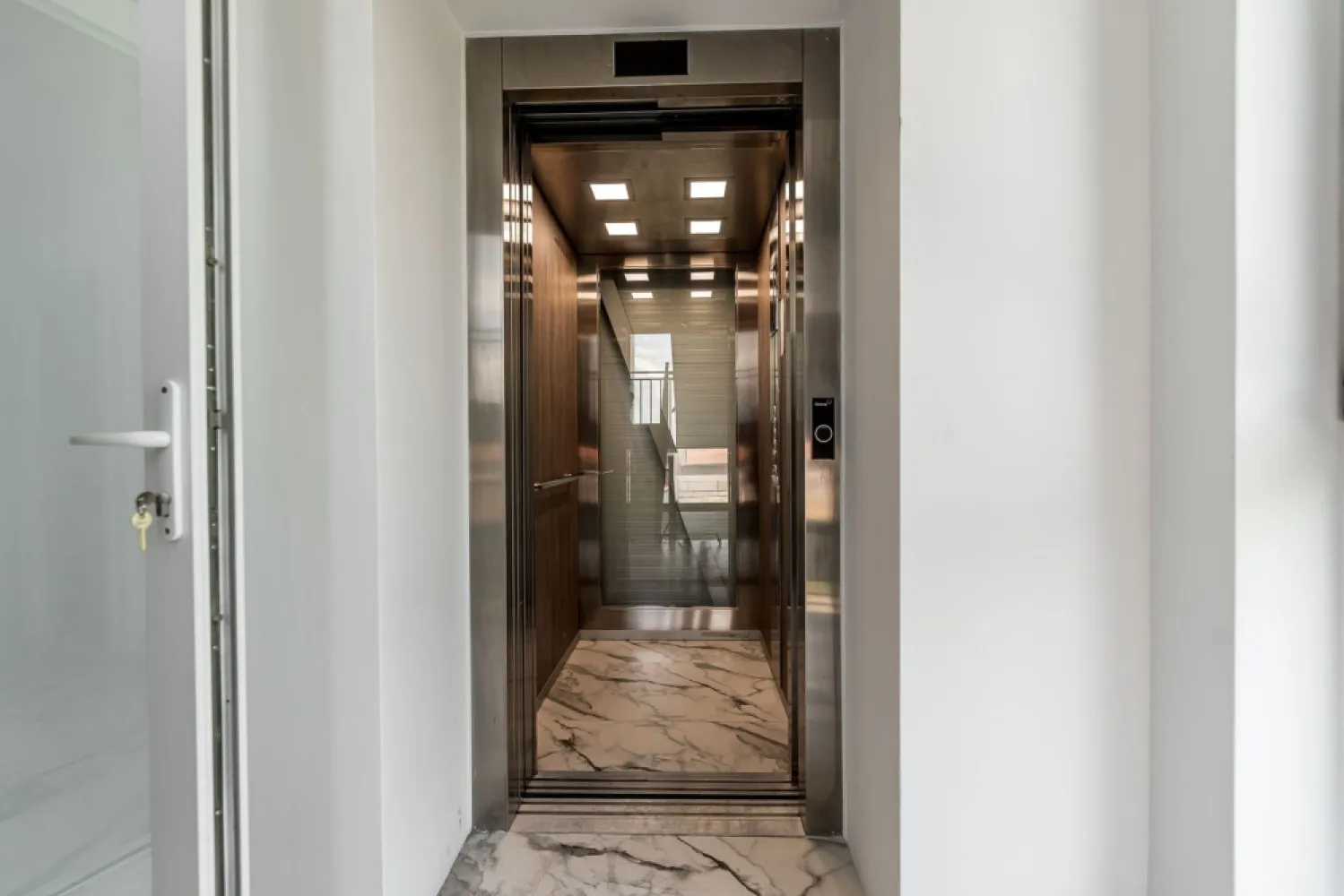 Apartament cu 2 camere, bloc nou, Subcetate, Arad - Subcetate | bloc nou | 2 camere | etaj 3/3 | lift | 65 mp utili | parcare | direct de la dezvoltator

Dacă vrei un apartament într-un bloc nou, într-o zonă liniștită, proprietatea aceasta din Subcetate e o opțiune practică, mai ales pentru cine vrea să evite „surprizele” unei locuințe vechi. Apartamentul este la etajul 3 din 3, într-un imobil cu lift, și are 65 mp utili, cu spațiu suficient pentru un stil de viață confortabil.

Achiziția se face direct de la dezvoltator și ai loc de parcare inclus. 

Apartamentul poate fi preluat în stadiul actual, adică cu centrală proprie, aer condiționat și încălzire în pardoseală, iar dacă îți dorești, se poate finisa contra-cost, astfel încât să intri într-o locuință „la cheie”, fără să gestionezi tu șantierul.

Prețul este de 118.000 EURO + TVA. Fără comision pentru cumpărător!

Pentru mai multe detalii sau programarea unei vizionări, sună-mă acum!

Sunt Andreea Szuchanszki, consultantul tău imobiliar, și aștept apelul sau mesajul tău la numărul de telefon: 0742 267 773

Dacă nu ai suficienți bani, oferim și consultanță financiară gratuită!