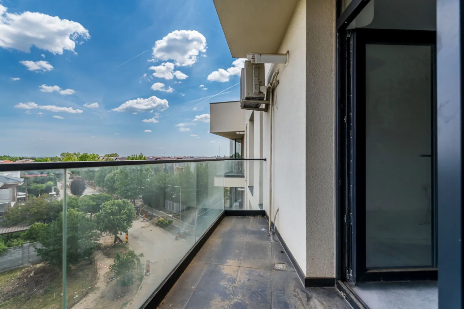 Apartament cu 2 camere, bloc nou, Subcetate, Arad - Subcetate | bloc nou | 2 camere | etaj 3/3 | lift | 65 mp utili | parcare | direct de la dezvoltator

Dacă vrei un apartament într-un bloc nou, într-o zonă liniștită, proprietatea aceasta din Subcetate e o opțiune practică, mai ales pentru cine vrea să evite „surprizele” unei locuințe vechi. Apartamentul este la etajul 3 din 3, într-un imobil cu lift, și are 65 mp utili, cu spațiu suficient pentru un stil de viață confortabil.

Achiziția se face direct de la dezvoltator și ai loc de parcare inclus. 

Apartamentul poate fi preluat în stadiul actual, adică cu centrală proprie, aer condiționat și încălzire în pardoseală, iar dacă îți dorești, se poate finisa contra-cost, astfel încât să intri într-o locuință „la cheie”, fără să gestionezi tu șantierul.

Prețul este de 118.000 EURO + TVA. Fără comision pentru cumpărător!

Pentru mai multe detalii sau programarea unei vizionări, sună-mă acum!

Sunt Andreea Szuchanszki, consultantul tău imobiliar, și aștept apelul sau mesajul tău la numărul de telefon: 0742 267 773

Dacă nu ai suficienți bani, oferim și consultanță financiară gratuită!