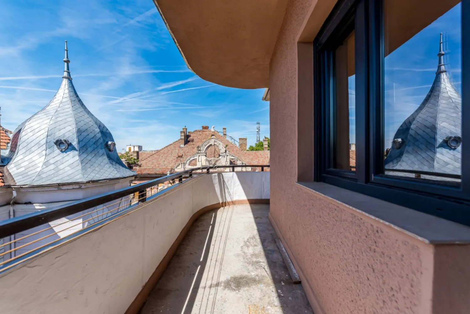 Rezervat Apartament ultracentral cu 4 camere renovat recent Comision 0 - Proprietate rezervata
Comision 0%
Vă prezentăm un apartament deosebit, situat într-o zonă ultracentrală excelentă, pe Aleea Albac, chiar lângă Camera de Comerț – o proprietate rară, ideală pentru cei care își doresc spațiu, confort și calitate la cele mai înalte standarde.

Apartamentul este amplasat la etajul 4, beneficiind de acoperiș de tigla renovat integral și pod deasupra, oferind un plus important de confort și protecție. Atât acoperișul, cât și casa scării au fost complet renovate recent.

Locuința a fost de asemenea renovată integral în acest an, folosindu-se exclusiv materiale premium, totul fiind nou – de la finisaje până la instalațiile electrice și termice. Dispune si de centrală termică proprie pe gaz.

Cu o suprafață generoasă de peste 100 mp utili, apartamentul este complet decomandat și compartimentat excelent. Beneficiază de două băi, ambele cu geam.

În plus, proprietatea include garaj propriu și două boxe spațioase la subsol, oferind spații suplimentare ideale pentru depozitare.

📞 Pentru detalii și programarea unei vizionări:
Blaga Flavius – 0754467525 Consultant imobiliar acreditat APAIR (Asociația Profesională a Agenților Imobiliari din România)

Nu dispui de toată suma? Te ajutăm noi gratuit! Îți obținem oferte de la 16 bănci.
Ai o proprietate de vânzare în Arad și vrei să știi cât valorează cu adevărat?

Birou: ACASĂ | Agenție imobiliară Arad
Adresă: Bulevardul Decebal 2, Arad 310133