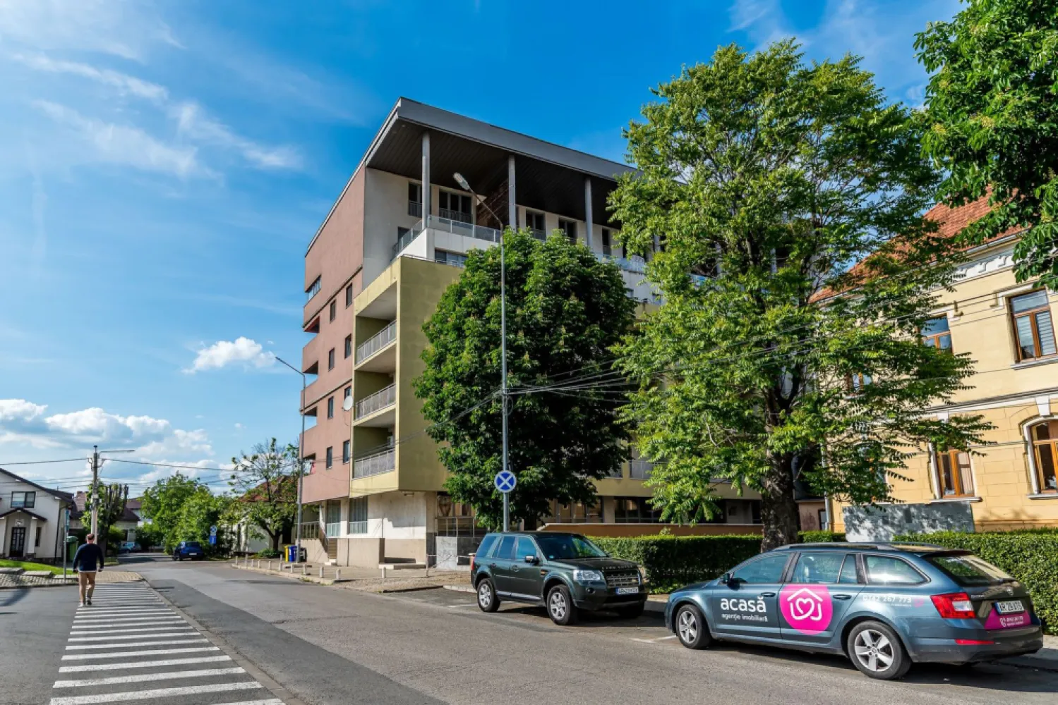 REZERVAT! Apartament 2 camere decomandat | BERMO | Banu Mărăcine - Vă propun spre vânzare un apartament cu 2 camere, decomandat, situat la etajul 3 din 5 al unui imobil construit în 2010, prevăzut cu lift.

Locuința are o suprafață utilă de 64 mp și se predă la gri, oferind posibilitatea amenajării după propriul gust. Apartamentul dispune de instalație pregătită pentru încălzire în pardoseală.

Avantaje:
zonă liniștită și apreciată
etaj intermediar
bloc cu lift
compartimentare decomandată
ideal pentru locuit sau investiție

Preț nou: 86000 Euro.

📞 Pentru mai multe detalii sau programarea unei vizionări, contactați-mă la numărul: 0742 267 773

Andreea Szuchanszki consultant imobiliar