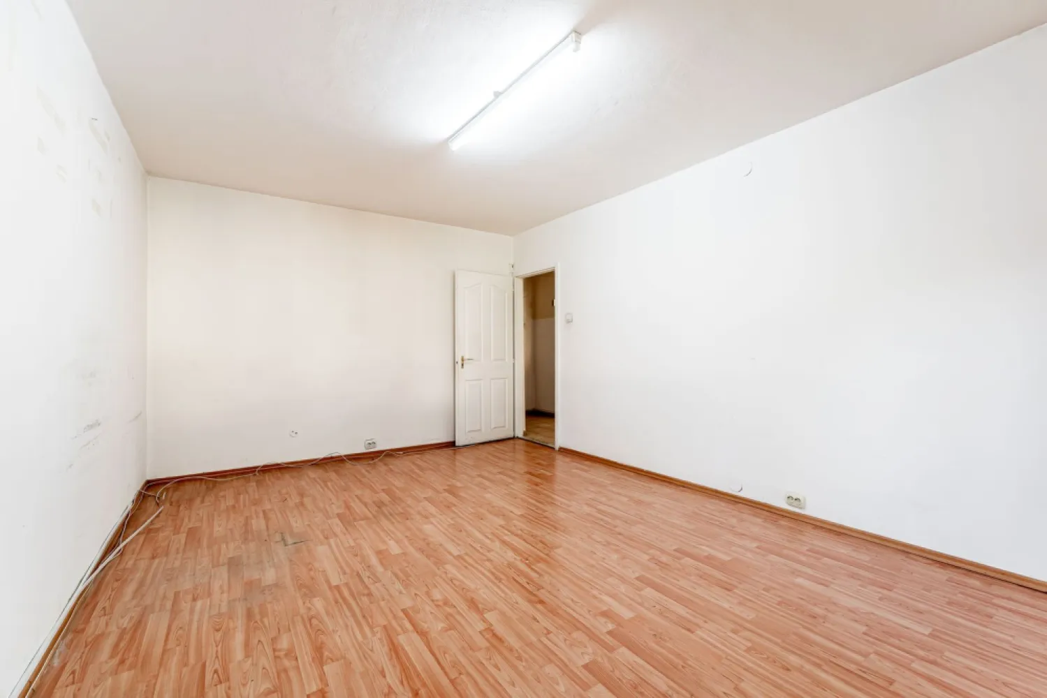 REZERVAT! Apartament 2 camere, decomandat | Str Banul Maracine - Vă propunem spre vânzare un apartament cu 2 camere, decomandat, situat la parter înalt, într-o zonă apreciată din Arad, atât pentru locuit, cât și pentru investiție.

Locuința are o suprafață utilă de 50 mp și dispune de:
• compartimentare decomandată
• boxă pentru depozitare
• parter înalt
• spațiu bine compartimentat

Apartamentul necesită renovare, oferind astfel posibilitatea de a-l amenaja într-un stil modern și personalizat sau într-o investiție profitabilă pentru închiriere.

Zona este un mare avantaj, având în apropiere magazine precum Lidl și Kaufland, precum și acces facil către mijloace de transport, școli, farmacii și alte puncte de interes.

Preț: 69.000 Euro

📞 Detalii & vizionare: 0742 267 773 - Andreea Szuchanszki – Consultant imobiliar

Nu dispui de toată suma? Te ajutăm noi gratuit! Îți obținem oferte de la 16 bănci.
Ai o proprietate de vânzare în Arad și vrei să știi cât valorează cu adevărat?
Sună-mă pentru o evaluare gratuită, fără obligații!

Birou: ACASĂ | Agenție imobiliară Arad
Adresă: Bulevardul Decebal 2, Arad 310133