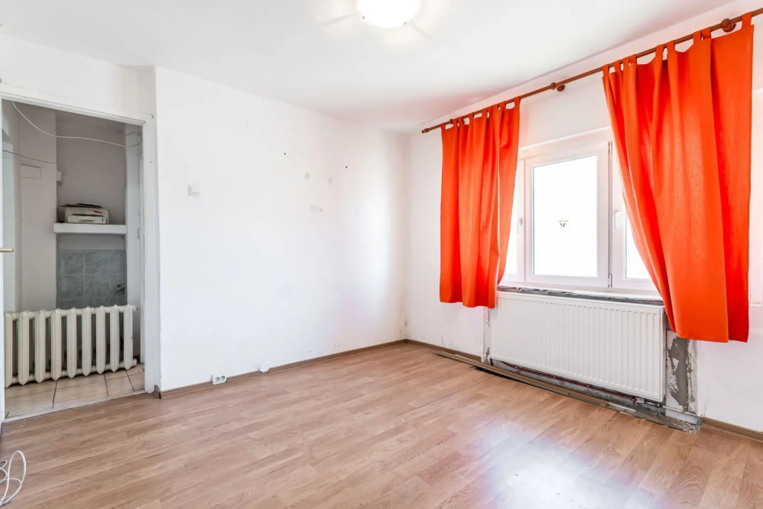 REZERVAT! Apartament 2 camere, decomandat | Str Banul Maracine - Vă propunem spre vânzare un apartament cu 2 camere, decomandat, situat la parter înalt, într-o zonă apreciată din Arad, atât pentru locuit, cât și pentru investiție.

Locuința are o suprafață utilă de 50 mp și dispune de:
• compartimentare decomandată
• boxă pentru depozitare
• parter înalt
• spațiu bine compartimentat

Apartamentul necesită renovare, oferind astfel posibilitatea de a-l amenaja într-un stil modern și personalizat sau într-o investiție profitabilă pentru închiriere.

Zona este un mare avantaj, având în apropiere magazine precum Lidl și Kaufland, precum și acces facil către mijloace de transport, școli, farmacii și alte puncte de interes.

Preț: 69.000 Euro

📞 Detalii & vizionare: 0742 267 773 - Andreea Szuchanszki – Consultant imobiliar

Nu dispui de toată suma? Te ajutăm noi gratuit! Îți obținem oferte de la 16 bănci.
Ai o proprietate de vânzare în Arad și vrei să știi cât valorează cu adevărat?
Sună-mă pentru o evaluare gratuită, fără obligații!

Birou: ACASĂ | Agenție imobiliară Arad
Adresă: Bulevardul Decebal 2, Arad 310133