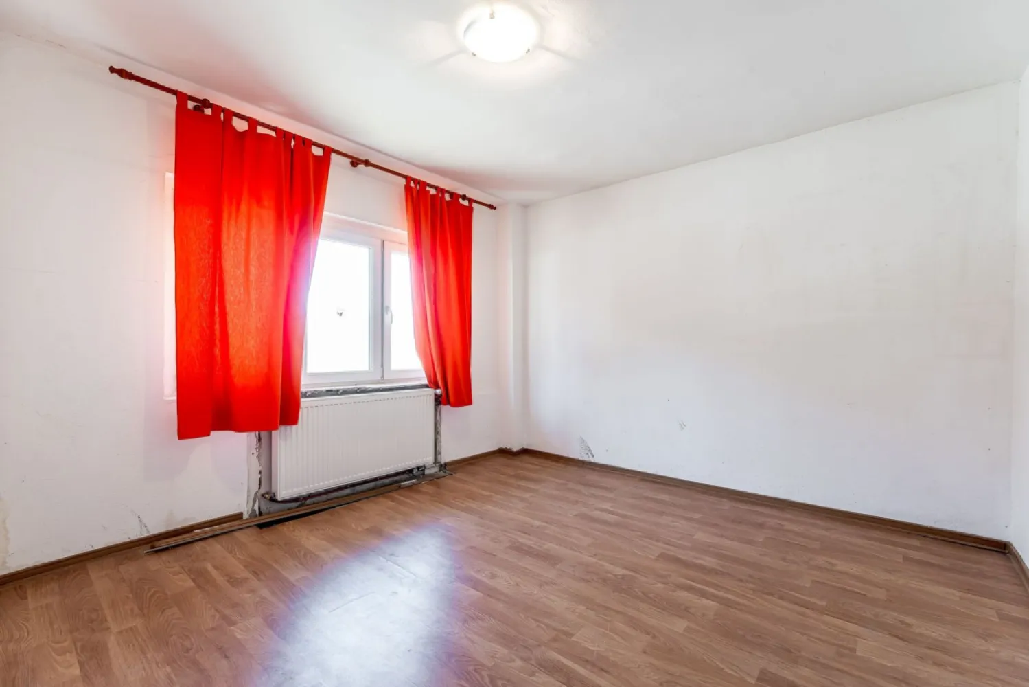REZERVAT! Apartament 2 camere, decomandat | Str Banul Maracine - Vă propunem spre vânzare un apartament cu 2 camere, decomandat, situat la parter înalt, într-o zonă apreciată din Arad, atât pentru locuit, cât și pentru investiție.

Locuința are o suprafață utilă de 50 mp și dispune de:
• compartimentare decomandată
• boxă pentru depozitare
• parter înalt
• spațiu bine compartimentat

Apartamentul necesită renovare, oferind astfel posibilitatea de a-l amenaja într-un stil modern și personalizat sau într-o investiție profitabilă pentru închiriere.

Zona este un mare avantaj, având în apropiere magazine precum Lidl și Kaufland, precum și acces facil către mijloace de transport, școli, farmacii și alte puncte de interes.

Preț: 69.000 Euro

📞 Detalii & vizionare: 0742 267 773 - Andreea Szuchanszki – Consultant imobiliar

Nu dispui de toată suma? Te ajutăm noi gratuit! Îți obținem oferte de la 16 bănci.
Ai o proprietate de vânzare în Arad și vrei să știi cât valorează cu adevărat?
Sună-mă pentru o evaluare gratuită, fără obligații!

Birou: ACASĂ | Agenție imobiliară Arad
Adresă: Bulevardul Decebal 2, Arad 310133