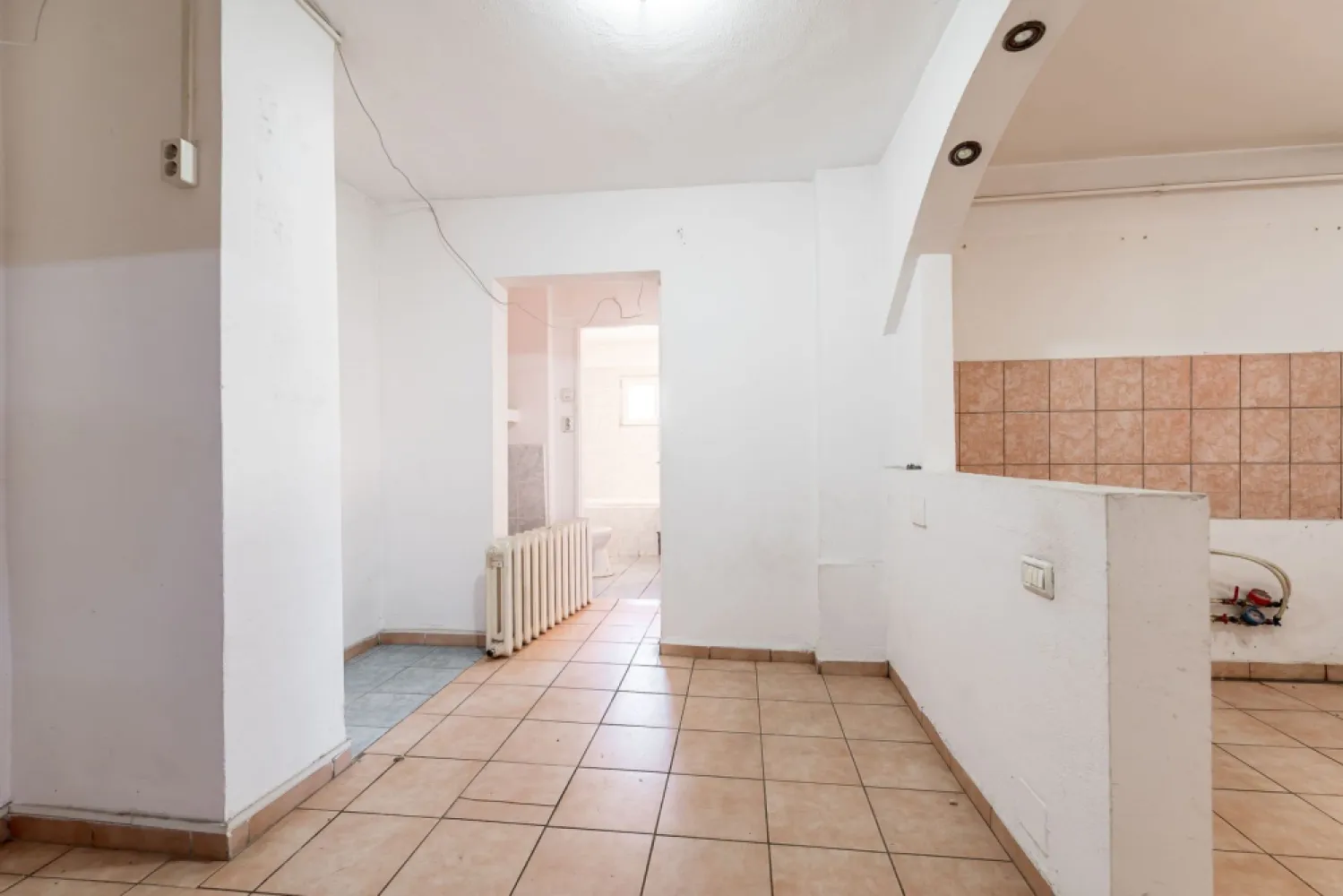 REZERVAT! Apartament 2 camere, decomandat | Str Banul Maracine - Vă propunem spre vânzare un apartament cu 2 camere, decomandat, situat la parter înalt, într-o zonă apreciată din Arad, atât pentru locuit, cât și pentru investiție.

Locuința are o suprafață utilă de 50 mp și dispune de:
• compartimentare decomandată
• boxă pentru depozitare
• parter înalt
• spațiu bine compartimentat

Apartamentul necesită renovare, oferind astfel posibilitatea de a-l amenaja într-un stil modern și personalizat sau într-o investiție profitabilă pentru închiriere.

Zona este un mare avantaj, având în apropiere magazine precum Lidl și Kaufland, precum și acces facil către mijloace de transport, școli, farmacii și alte puncte de interes.

Preț: 69.000 Euro

📞 Detalii & vizionare: 0742 267 773 - Andreea Szuchanszki – Consultant imobiliar

Nu dispui de toată suma? Te ajutăm noi gratuit! Îți obținem oferte de la 16 bănci.
Ai o proprietate de vânzare în Arad și vrei să știi cât valorează cu adevărat?
Sună-mă pentru o evaluare gratuită, fără obligații!

Birou: ACASĂ | Agenție imobiliară Arad
Adresă: Bulevardul Decebal 2, Arad 310133