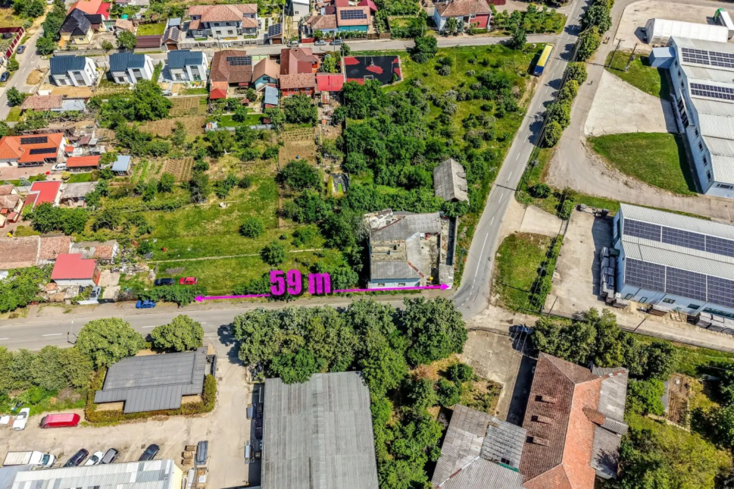 Teren de 1261 mp pe colt, in Aradul Nou, cu front de 60 m + 23 m - Va propunem spre vanzare o parcela de teren cu potential comercial si logistic deosebit, situata intr-o zona cu trafic intens si vizibilitate maxima din cartierul Aradul Nou. Proprietatea reprezinta o oportunitate strategica pentru dezvoltare imobiliara sau pentru implementarea unui business de servicii, datorita pozitiei sale unice pe colt.

Terenul are o suprafata totala de 1261 mp si beneficiaza de deschidere pe doua străzi, oferind un front stradal cumulat deosebit de generos.

Indicatori tehnici si configuratie:
Suprafata teren: 1261 mp
Pozitionare pe colt, oferind vizibilitate si impact vizual maxim pentru fluxul auto.
Front stradal principal: 60 de m la strada circulata.
Front stradal secundar: 23 de m la strada circulata.
Procent de ocupare a terenului (POT): 35%
Coeficient de utilizare a terenului (CUT): 0.95

Amplasare strategica: zona excelent conectata la rețeaua urbana si la nodurile de iesire din oras (autostrada A1, directia Timisoara).

Pret: 249.000 € (197 €/mp) | COMISION 0%

Pentru detalii și vizionare:
Sebastian Nica – 0722 252 639

Nu dispui de toată suma? Te ajutăm noi gratuit! Îți obținem oferte de la 16 bănci.

Ai o proprietate de vânzare în Arad și vrei să știi cât valorează cu adevărat?
Sună-mă pentru o evaluare gratuită, fără obligații.

Birou: ACASĂ | Agenție imobiliară Arad
Bulevardul Decebal 2, Arad 310133