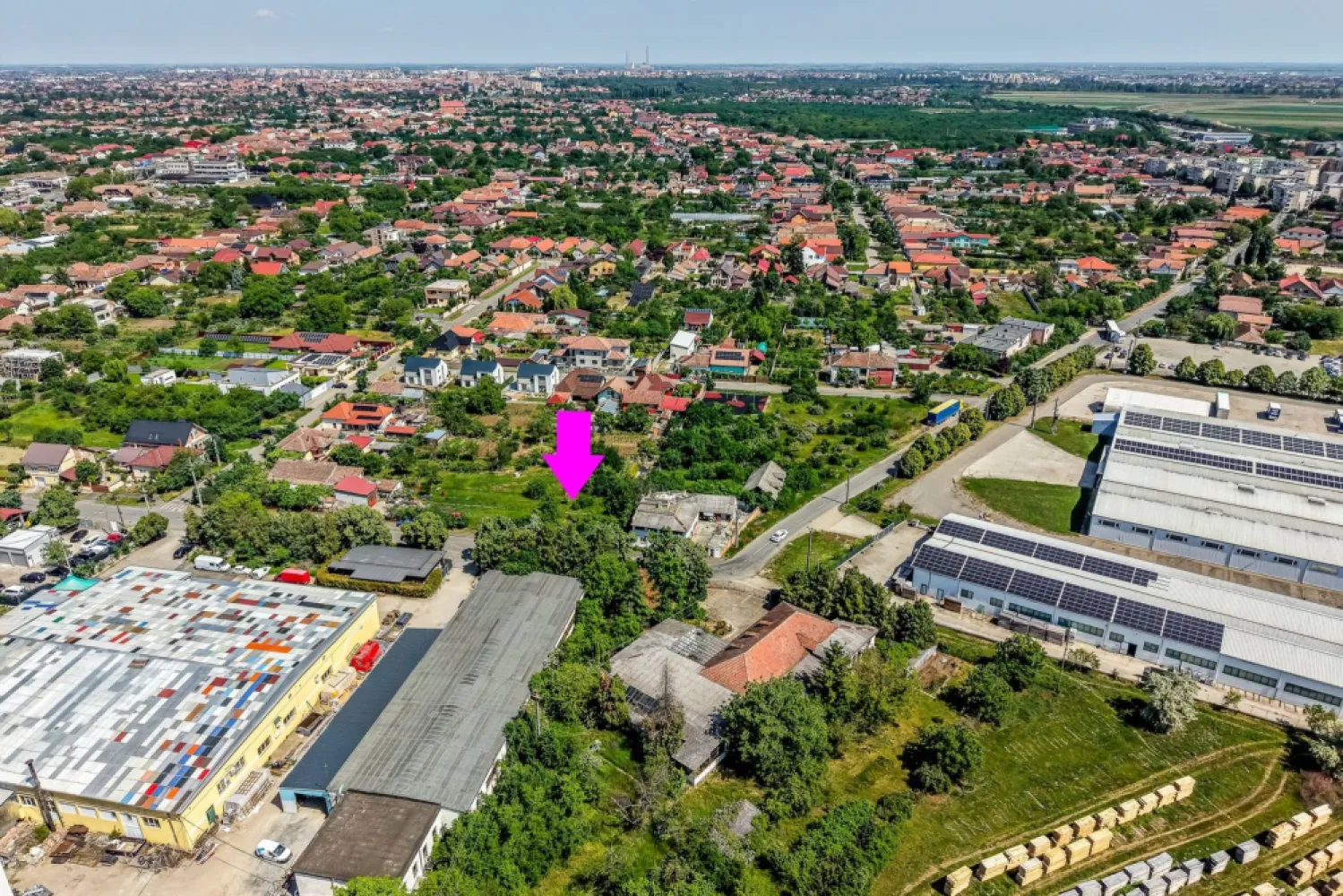 Teren de 1261 mp pe colt, in Aradul Nou, cu front de 60 m + 23 m - Va propunem spre vanzare o parcela de teren cu potential comercial si logistic deosebit, situata intr-o zona cu trafic intens si vizibilitate maxima din cartierul Aradul Nou. Proprietatea reprezinta o oportunitate strategica pentru dezvoltare imobiliara sau pentru implementarea unui business de servicii, datorita pozitiei sale unice pe colt.

Terenul are o suprafata totala de 1261 mp si beneficiaza de deschidere pe doua străzi, oferind un front stradal cumulat deosebit de generos.

Indicatori tehnici si configuratie:
Suprafata teren: 1261 mp
Pozitionare pe colt, oferind vizibilitate si impact vizual maxim pentru fluxul auto.
Front stradal principal: 60 de m la strada circulata.
Front stradal secundar: 23 de m la strada circulata.
Procent de ocupare a terenului (POT): 35%
Coeficient de utilizare a terenului (CUT): 0.95

Amplasare strategica: zona excelent conectata la rețeaua urbana si la nodurile de iesire din oras (autostrada A1, directia Timisoara).

Pret: 249.000 € (197 €/mp) | COMISION 0%

Pentru detalii și vizionare:
Sebastian Nica – 0722 252 639

Nu dispui de toată suma? Te ajutăm noi gratuit! Îți obținem oferte de la 16 bănci.

Ai o proprietate de vânzare în Arad și vrei să știi cât valorează cu adevărat?
Sună-mă pentru o evaluare gratuită, fără obligații.

Birou: ACASĂ | Agenție imobiliară Arad
Bulevardul Decebal 2, Arad 310133