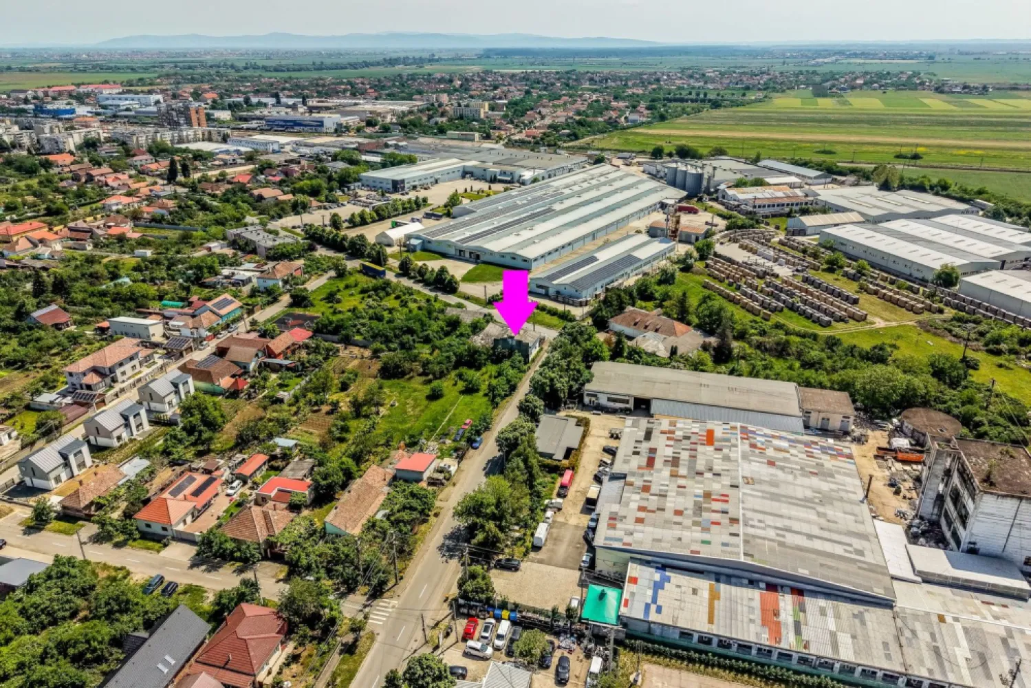 Teren de 1261 mp pe colt, in Aradul Nou, cu front de 60 m + 23 m - Va propunem spre vanzare o parcela de teren cu potential comercial si logistic deosebit, situata intr-o zona cu trafic intens si vizibilitate maxima din cartierul Aradul Nou. Proprietatea reprezinta o oportunitate strategica pentru dezvoltare imobiliara sau pentru implementarea unui business de servicii, datorita pozitiei sale unice pe colt.

Terenul are o suprafata totala de 1261 mp si beneficiaza de deschidere pe doua străzi, oferind un front stradal cumulat deosebit de generos.

Indicatori tehnici si configuratie:
Suprafata teren: 1261 mp
Pozitionare pe colt, oferind vizibilitate si impact vizual maxim pentru fluxul auto.
Front stradal principal: 60 de m la strada circulata.
Front stradal secundar: 23 de m la strada circulata.
Procent de ocupare a terenului (POT): 35%
Coeficient de utilizare a terenului (CUT): 0.95

Amplasare strategica: zona excelent conectata la rețeaua urbana si la nodurile de iesire din oras (autostrada A1, directia Timisoara).

Pret: 249.000 € (197 €/mp) | COMISION 0%

Pentru detalii și vizionare:
Sebastian Nica – 0722 252 639

Nu dispui de toată suma? Te ajutăm noi gratuit! Îți obținem oferte de la 16 bănci.

Ai o proprietate de vânzare în Arad și vrei să știi cât valorează cu adevărat?
Sună-mă pentru o evaluare gratuită, fără obligații.

Birou: ACASĂ | Agenție imobiliară Arad
Bulevardul Decebal 2, Arad 310133
