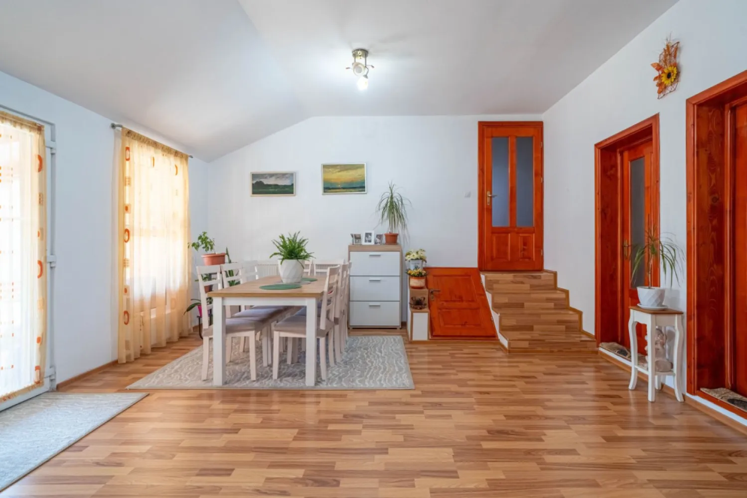 REZERVAT -Casă spațioasă cu teren generos în Felnac – la 18 km de Arad - Casă de vânzare în Felnac – la doar 18 km de Arad
Vă oferim spre vânzare o casă spațioasă, construită din cărămidă, situată într-o zonă liniștită, ideală pentru familie.
Proprietatea are o suprafață construită de 194 mp și teren generos de 1.489 mp, fiind compartimentată în 5 camere luminoase, bucătărie, baie, hol, pivniță și terasă.

În curte regăsim grădină cu pomi fructiferi și garaj închis pentru autoturism.
Avantaje:
✔ construcție solidă
✔ teren mare
✔ zonă liniștită
✔ acces rapid spre Arad

Preț: 115.000 Euro

Nu dispui de toată suma? Te ajutăm noi gratuit! Îți obținem oferte de la 16 bănci.
Ai o proprietate de vânzare în Arad și vrei să afli valoarea reală? Sună-mă pentru o evaluare gratuită!

Lucian Marc – Consultant Imobiliar
ACASA | Agentie Imobiliara Arad
0746093329