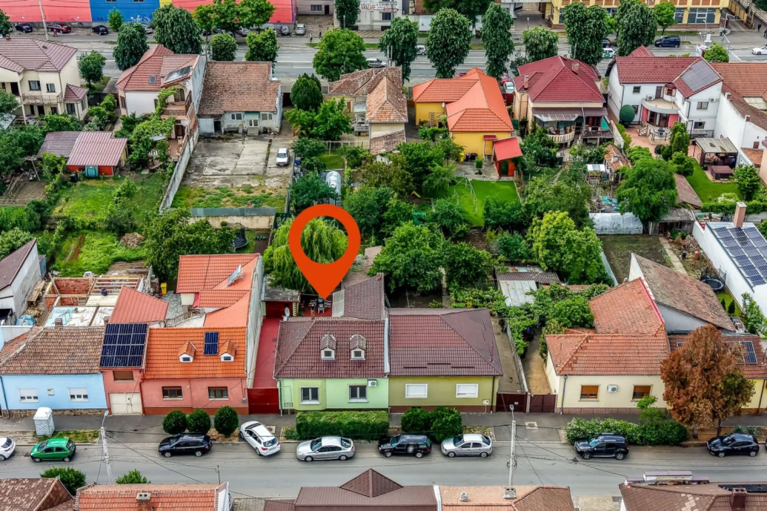 Casa 5 camere - Cartierul Functionarilor - Teren 421 mp - COMISION 0 - Sunt locuri în Arad unde rar apare o proprietate la vânzare. Cartierul Funcționarilor este unul dintre ele. O zonă apreciată pentru liniște, intimitate și poziționarea excelentă în centrul orașului, aproape dehipermarketuri și puncte de interes importante.

✨ Teren 421 mp
✨ Acces auto + garaj
✨ Curte cu spațiu verde
✨ 2 magazii + subsol aprox. 12 mp

🏠 Casa principală dispune de:
🔹 Parter: 3 camere, bucătărie, baie, hol și spațiu de depozitare
🔹 Nivel superior: dormitor matrimonial cu baie proprie și dressing

🏡 În curte se află și o anexă separată cu cameră și baie – ideală pentru oaspeți, birou sau spațiu privat.

✔ Construcție din cărămidă
✔ Izolație exterioară
✔ Acoperiș din țiglă în stare foarte bună
✔ Instalație electrică refăcută complet
✔ Centrală proprie pe gaz + calorifere
✔ Geamuri termopan cu rolete

💡 Confort, intimitate și viață la casă într-una dintre cele mai căutate zone din Arad.
📞 Detalii & vizionare: 0755 274 519 - Daniel Hord – Consultant imobiliar.

Nu dispui de toată suma? Te ajutăm noi gratuit! Îți obținem oferte de la 16 bănci.
Ai o proprietate de vânzare în Arad și vrei să știi cât valorează cu adevărat?
Sună-mă pentru o evaluare gratuită, fără obligații!

Birou: ACASĂ | Agenție imobiliară Arad
Bulevardul Decebal 2, Arad 310133