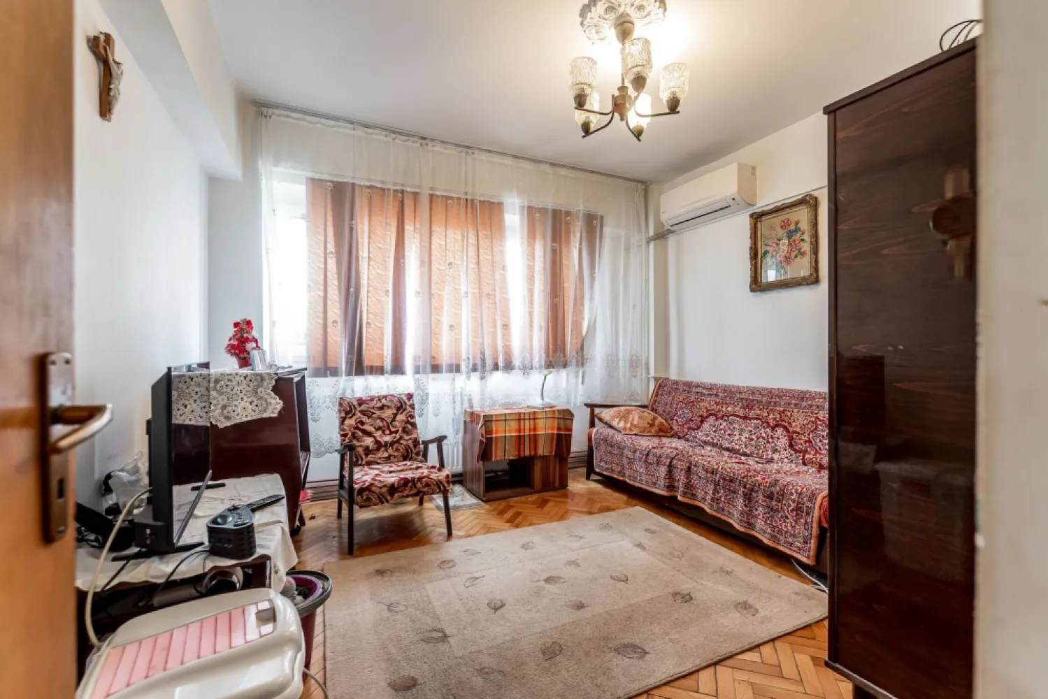 79.900 € | Vlaicu (între UTA și Lebăda) | 2 camere decomandat | lift - Dacă vrei un apartament mare, bine poziționat și ușor de personalizat, acesta din Vlaicu e o alegere foarte bună. Apartamentul se află în în blocul I.3, între stațiile UTA și Lebăda, ceea ce înseamnă acces rapid la transport și la facilitățile zonei.

Apartamentul are 80 mp conform CF, este decomandat și se află la etajul 7 din 8. Ai lift modern, centrală termică și un balcon cu acces atât din living, cât și din bucătărie — un detaliu care face spațiul mai plăcut și mai practic. În plus, cele două debarale ajută mult la depozitare, mai ales într-o locuință de familie.

Necesită renovare, iar asta îți dă libertatea să îl faci exact pe gustul tău, fără să plătești finisaje făcute superficial.

Preț listare: 79.900 EURO / comision zero

Dacă dorești detaliile complete, scrie-mi pe WhatsApp și stabilim o vizionare.
Telefon/WhatsApp: 0761 899 230 – Mihai Molnar
Consultantul tău imobiliar