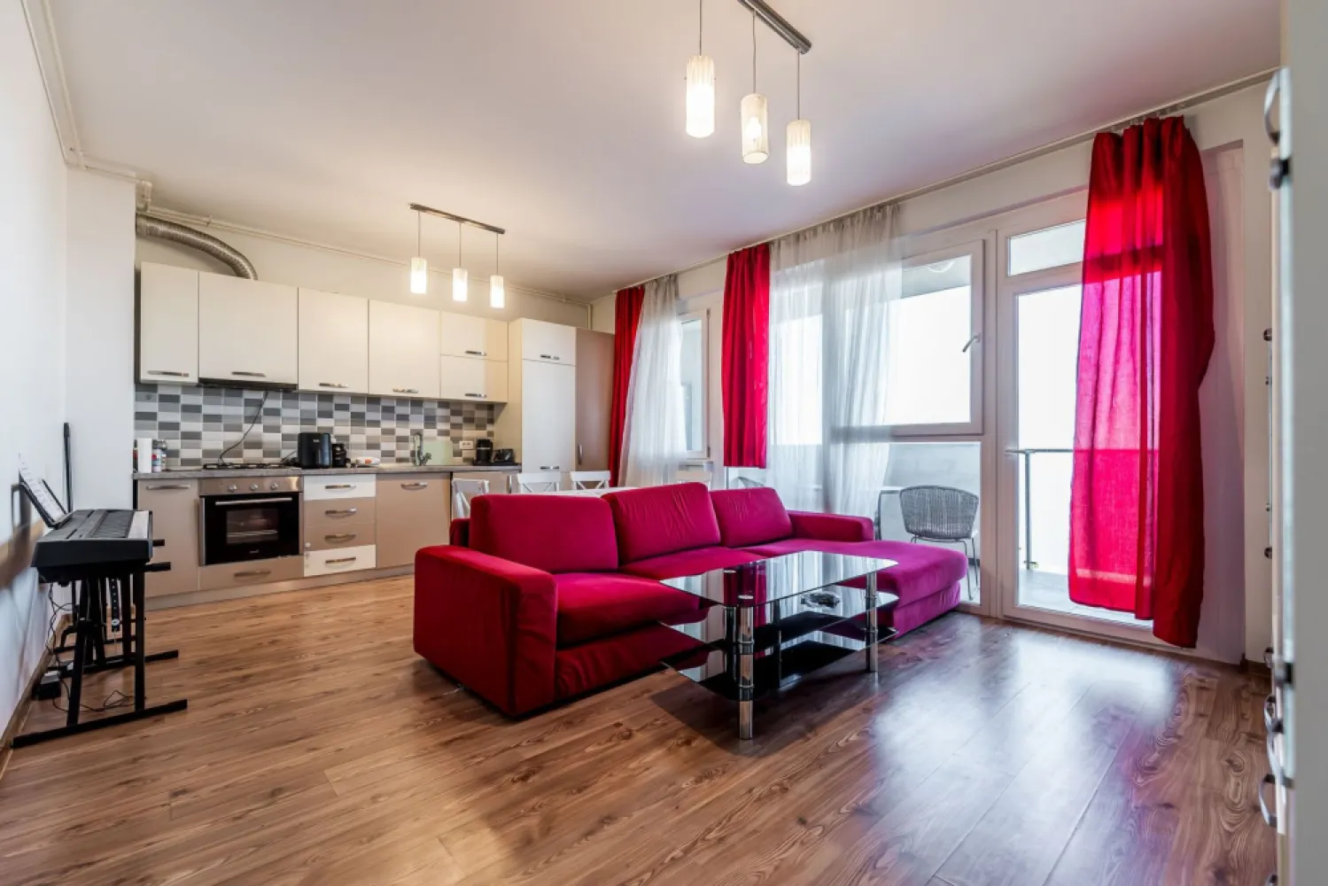 Apartament 2 camere - ARED KAUFLAND - 87 mp - COMISION 0% - Cauți un apartament gata de pus în valoare imediat? Acesta este exact ce îți trebuie! Situat în Complexul ARED – Kaufland, într-o zonă extrem de căutată, acest apartament este perfect atât pentru locuit, cât și pentru închiriere (hotelier sau pe termen lung). ✨

📐 Suprafață construită: 87 mp
📏 Suprafață utilă: 50 mp + balcon spațios de 17 mp
🏢 Etaj 9 – vedere superbă spre AFI și stadion Francisc Neuman
🛋️ Se vinde complet mobilat și utilat – gata de mutare sau închiriere

❄️ Dotări:
• Centrală termică pe gaz
• Aer condiționat

🌇 Balcon spațios – locul ideal pentru relaxare, cu o priveliște deosebită asupra orașului

📍 Localizare excelentă:
• Zone comerciale chiar la ieșirea din bloc
• Acces rapid către centrul orașului
💡 Investiție sigură cu randament bun din chirii

📞 Detalii & vizionări:
0755 274 519 – Daniel Hord.