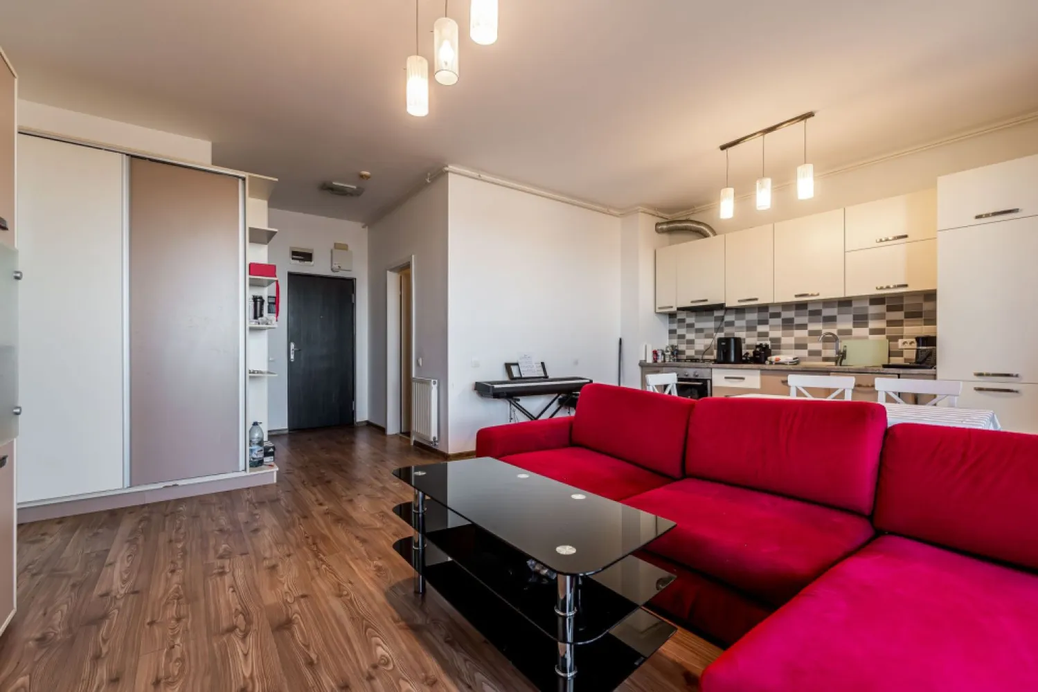 Apartament 2 camere - ARED KAUFLAND - 87 mp - COMISION 0% - Cauți un apartament gata de pus în valoare imediat? Acesta este exact ce îți trebuie! Situat în Complexul ARED – Kaufland, într-o zonă extrem de căutată, acest apartament este perfect atât pentru locuit, cât și pentru închiriere (hotelier sau pe termen lung). ✨

📐 Suprafață construită: 87 mp
📏 Suprafață utilă: 50 mp + balcon spațios de 17 mp
🏢 Etaj 9 – vedere superbă spre AFI și stadion Francisc Neuman
🛋️ Se vinde complet mobilat și utilat – gata de mutare sau închiriere

❄️ Dotări:
• Centrală termică pe gaz
• Aer condiționat

🌇 Balcon spațios – locul ideal pentru relaxare, cu o priveliște deosebită asupra orașului

📍 Localizare excelentă:
• Zone comerciale chiar la ieșirea din bloc
• Acces rapid către centrul orașului
💡 Investiție sigură cu randament bun din chirii

📞 Detalii & vizionări:
0755 274 519 – Daniel Hord.