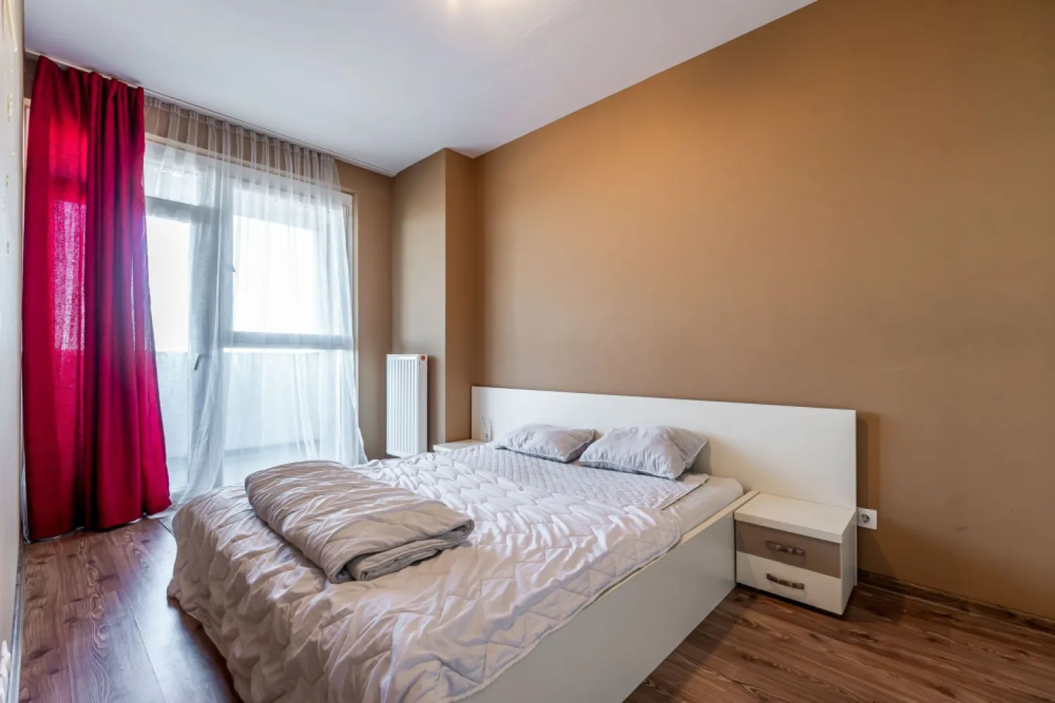 Apartament 2 camere - ARED KAUFLAND - 87 mp - COMISION 0% - Cauți un apartament gata de pus în valoare imediat? Acesta este exact ce îți trebuie! Situat în Complexul ARED – Kaufland, într-o zonă extrem de căutată, acest apartament este perfect atât pentru locuit, cât și pentru închiriere (hotelier sau pe termen lung). ✨

📐 Suprafață construită: 87 mp
📏 Suprafață utilă: 50 mp + balcon spațios de 17 mp
🏢 Etaj 9 – vedere superbă spre AFI și stadion Francisc Neuman
🛋️ Se vinde complet mobilat și utilat – gata de mutare sau închiriere

❄️ Dotări:
• Centrală termică pe gaz
• Aer condiționat

🌇 Balcon spațios – locul ideal pentru relaxare, cu o priveliște deosebită asupra orașului

📍 Localizare excelentă:
• Zone comerciale chiar la ieșirea din bloc
• Acces rapid către centrul orașului
💡 Investiție sigură cu randament bun din chirii

📞 Detalii & vizionări:
0755 274 519 – Daniel Hord.