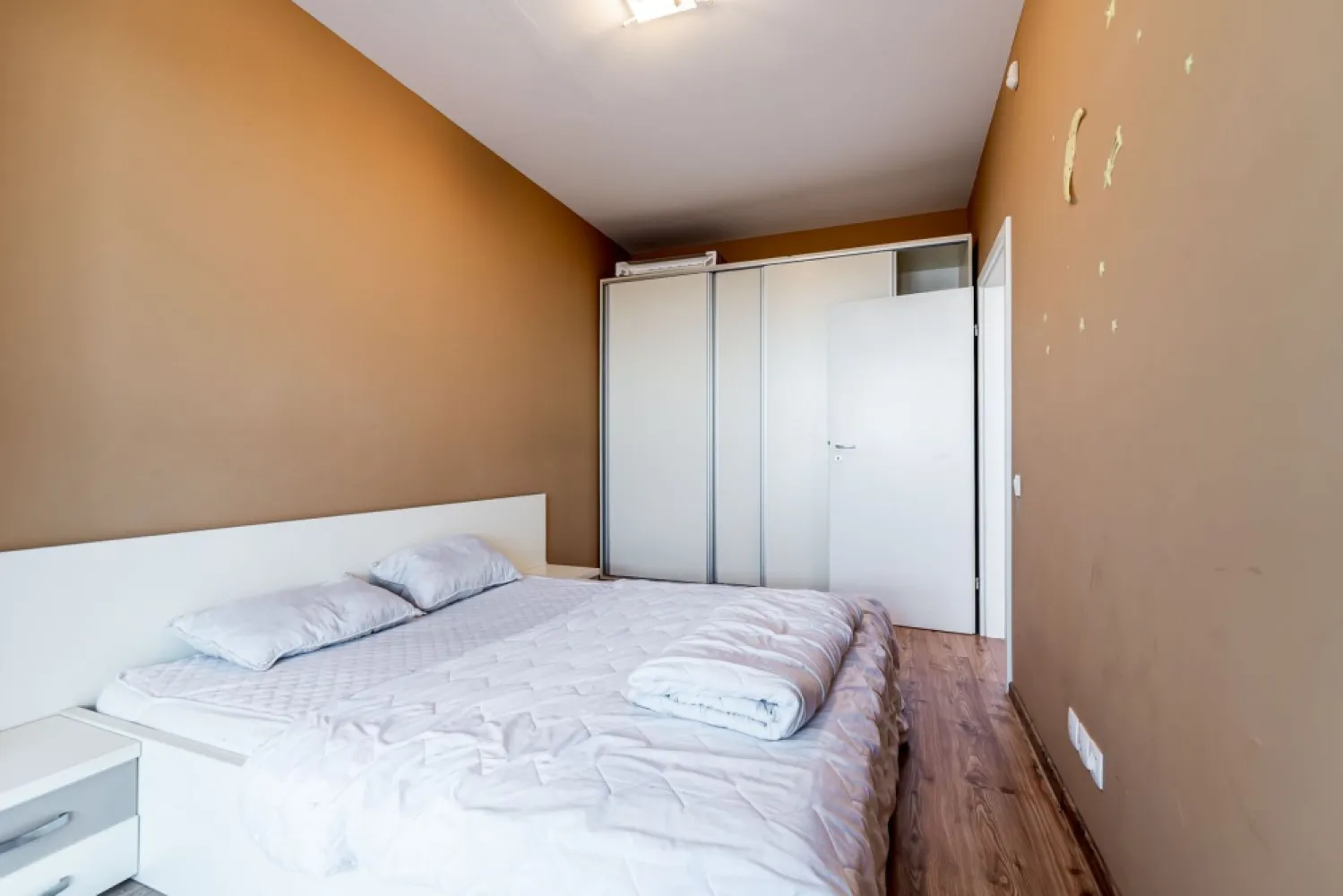 Apartament 2 camere - ARED KAUFLAND - 87 mp - COMISION 0% - Cauți un apartament gata de pus în valoare imediat? Acesta este exact ce îți trebuie! Situat în Complexul ARED – Kaufland, într-o zonă extrem de căutată, acest apartament este perfect atât pentru locuit, cât și pentru închiriere (hotelier sau pe termen lung). ✨

📐 Suprafață construită: 87 mp
📏 Suprafață utilă: 50 mp + balcon spațios de 17 mp
🏢 Etaj 9 – vedere superbă spre AFI și stadion Francisc Neuman
🛋️ Se vinde complet mobilat și utilat – gata de mutare sau închiriere

❄️ Dotări:
• Centrală termică pe gaz
• Aer condiționat

🌇 Balcon spațios – locul ideal pentru relaxare, cu o priveliște deosebită asupra orașului

📍 Localizare excelentă:
• Zone comerciale chiar la ieșirea din bloc
• Acces rapid către centrul orașului
💡 Investiție sigură cu randament bun din chirii

📞 Detalii & vizionări:
0755 274 519 – Daniel Hord.
