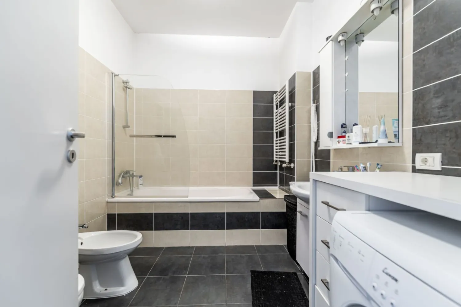 Apartament 2 camere - ARED KAUFLAND - 87 mp - COMISION 0% - Cauți un apartament gata de pus în valoare imediat? Acesta este exact ce îți trebuie! Situat în Complexul ARED – Kaufland, într-o zonă extrem de căutată, acest apartament este perfect atât pentru locuit, cât și pentru închiriere (hotelier sau pe termen lung). ✨

📐 Suprafață construită: 87 mp
📏 Suprafață utilă: 50 mp + balcon spațios de 17 mp
🏢 Etaj 9 – vedere superbă spre AFI și stadion Francisc Neuman
🛋️ Se vinde complet mobilat și utilat – gata de mutare sau închiriere

❄️ Dotări:
• Centrală termică pe gaz
• Aer condiționat

🌇 Balcon spațios – locul ideal pentru relaxare, cu o priveliște deosebită asupra orașului

📍 Localizare excelentă:
• Zone comerciale chiar la ieșirea din bloc
• Acces rapid către centrul orașului
💡 Investiție sigură cu randament bun din chirii

📞 Detalii & vizionări:
0755 274 519 – Daniel Hord.