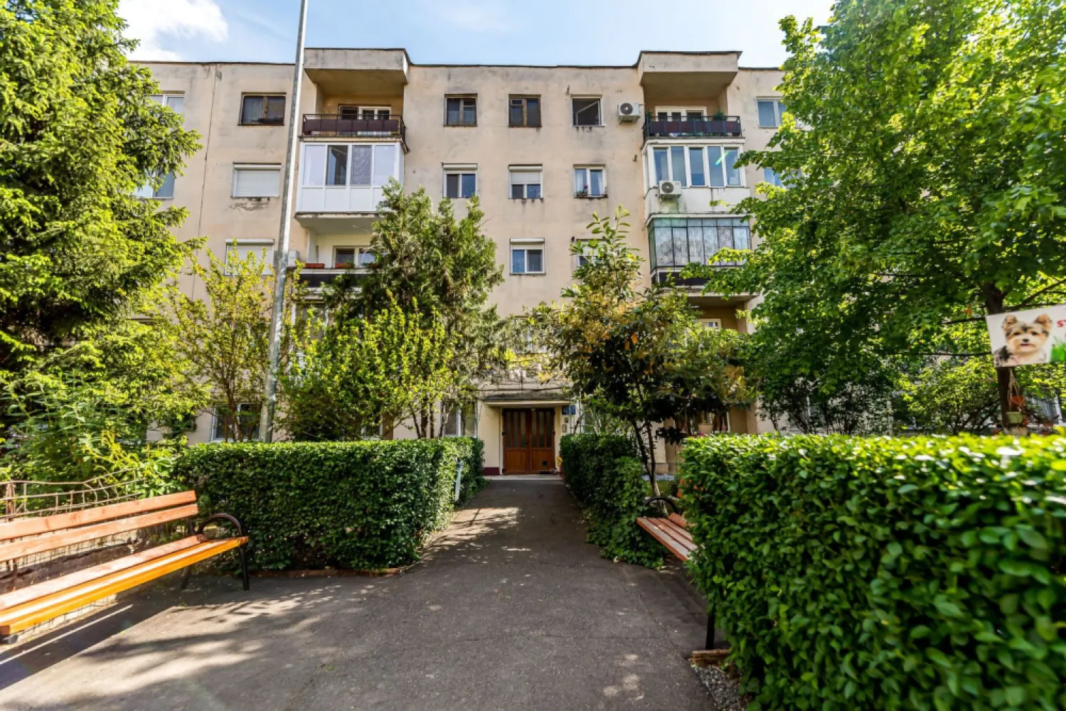 Apartament 2 Camere | Etaj 2 | Centrală proprie | Aleea Ulise - Vă propunem spre achiziție un apartament cu 2 camere, situat într-una dintre cele mai liniștite și căutate zone pentru familii din Arad: Aleea Ulise. Amplasat la etajul 2 al unui imobil cu 4 niveluri, acest apartament reprezintă alegerea ideală pentru un cuplu sau o familie tânără aflată la început de drum, care își dorește un cămin primitor, eficient și accesibil.

Puncte forte ale proprietății:
Etaj intermediar (2/4): considerat cel mai bun etaj pentru eficiență termică și acces facil.
Confort termic : apartamentul dispune de centrală termică proprie pe gaz (instalație completă) și ferestre cu geam termopan, asigurând costuri reduse de întreținere.
Localizare excepțională: blocul este înconjurat de spații verzi atât în față, cât și în spate, fiind ferit de zgomotul și praful traficului auto intens.
Gata de personalizat: locuința a beneficiat de renovări structurale (centrală, geamuri), necesitând doar mici investiții estetice pentru a fi adusă la standardele proprii de design.
Proximitate și facilități (Totul la câteva minute de mers pe jos):: școală generală și grădiniță în imediata apropiere (ideal pentru părinți).
Shopping: supermarketuri și magazine de cartier.
Transport: acces rapid la stația de tramvai și legături facile cu restul orașului.
Natură: alei pietonale și parcuri în zonă.

Detalii tehnice:
Compartimentare: 2 camere, bucătărie, baie, hol.
Dotări: centrală gaz, calorifere, ferestre PVC, ușă metalică la intrare.

Preț listare: 73.000 € | COMISION 0% pentru cumpărător.

Pentru mai multe informații sau programarea unei vizionări, contactați-mă cu încredere:
Sebastian Nica – Consultant Imobiliar

Telefon: 0722 252 639

Servicii suplimentare gratuite pentru clienții noștri:
Asistență financiară: te ajutăm să obții cel mai bun credit ipotecar prin parteneriatele noastre cu 16 bănci (analiză dosar gratuită).

Evaluare corectă: ai o proprietate de vânzare? Sună-mă pentru o analiză de piață gratuită.