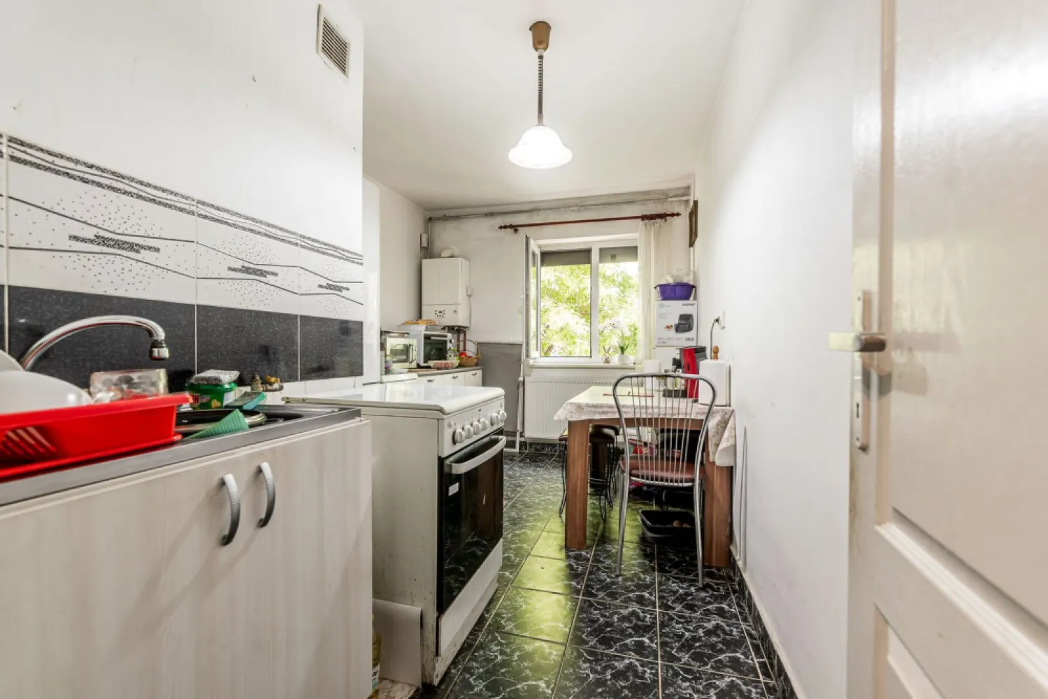 Apartament 2 Camere | Etaj 2 | Centrală proprie | Aleea Ulise - Vă propunem spre achiziție un apartament cu 2 camere, situat într-una dintre cele mai liniștite și căutate zone pentru familii din Arad: Aleea Ulise. Amplasat la etajul 2 al unui imobil cu 4 niveluri, acest apartament reprezintă alegerea ideală pentru un cuplu sau o familie tânără aflată la început de drum, care își dorește un cămin primitor, eficient și accesibil.

Puncte forte ale proprietății:
Etaj intermediar (2/4): considerat cel mai bun etaj pentru eficiență termică și acces facil.
Confort termic : apartamentul dispune de centrală termică proprie pe gaz (instalație completă) și ferestre cu geam termopan, asigurând costuri reduse de întreținere.
Localizare excepțională: blocul este înconjurat de spații verzi atât în față, cât și în spate, fiind ferit de zgomotul și praful traficului auto intens.
Gata de personalizat: locuința a beneficiat de renovări structurale (centrală, geamuri), necesitând doar mici investiții estetice pentru a fi adusă la standardele proprii de design.
Proximitate și facilități (Totul la câteva minute de mers pe jos):: școală generală și grădiniță în imediata apropiere (ideal pentru părinți).
Shopping: supermarketuri și magazine de cartier.
Transport: acces rapid la stația de tramvai și legături facile cu restul orașului.
Natură: alei pietonale și parcuri în zonă.

Detalii tehnice:
Compartimentare: 2 camere, bucătărie, baie, hol.
Dotări: centrală gaz, calorifere, ferestre PVC, ușă metalică la intrare.

Preț listare: 73.000 € | COMISION 0% pentru cumpărător.

Pentru mai multe informații sau programarea unei vizionări, contactați-mă cu încredere:
Sebastian Nica – Consultant Imobiliar

Telefon: 0722 252 639

Servicii suplimentare gratuite pentru clienții noștri:
Asistență financiară: te ajutăm să obții cel mai bun credit ipotecar prin parteneriatele noastre cu 16 bănci (analiză dosar gratuită).

Evaluare corectă: ai o proprietate de vânzare? Sună-mă pentru o analiză de piață gratuită.