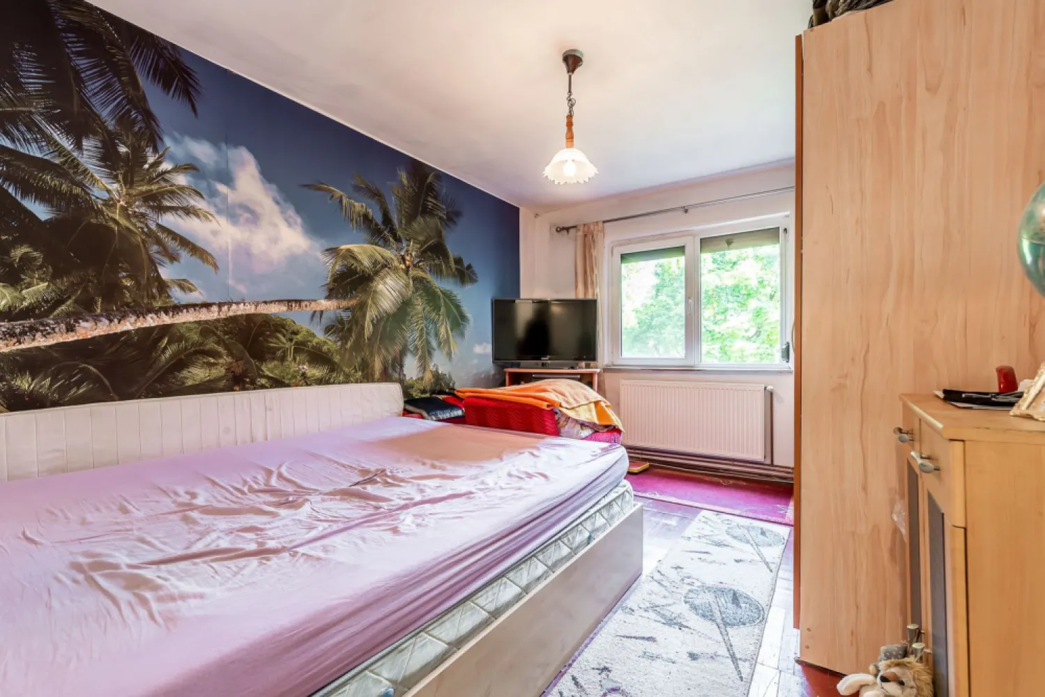 Apartament 2 Camere | Etaj 2 | Centrală proprie | Aleea Ulise - Vă propunem spre achiziție un apartament cu 2 camere, situat într-una dintre cele mai liniștite și căutate zone pentru familii din Arad: Aleea Ulise. Amplasat la etajul 2 al unui imobil cu 4 niveluri, acest apartament reprezintă alegerea ideală pentru un cuplu sau o familie tânără aflată la început de drum, care își dorește un cămin primitor, eficient și accesibil.

Puncte forte ale proprietății:
Etaj intermediar (2/4): considerat cel mai bun etaj pentru eficiență termică și acces facil.
Confort termic : apartamentul dispune de centrală termică proprie pe gaz (instalație completă) și ferestre cu geam termopan, asigurând costuri reduse de întreținere.
Localizare excepțională: blocul este înconjurat de spații verzi atât în față, cât și în spate, fiind ferit de zgomotul și praful traficului auto intens.
Gata de personalizat: locuința a beneficiat de renovări structurale (centrală, geamuri), necesitând doar mici investiții estetice pentru a fi adusă la standardele proprii de design.
Proximitate și facilități (Totul la câteva minute de mers pe jos):: școală generală și grădiniță în imediata apropiere (ideal pentru părinți).
Shopping: supermarketuri și magazine de cartier.
Transport: acces rapid la stația de tramvai și legături facile cu restul orașului.
Natură: alei pietonale și parcuri în zonă.

Detalii tehnice:
Compartimentare: 2 camere, bucătărie, baie, hol.
Dotări: centrală gaz, calorifere, ferestre PVC, ușă metalică la intrare.

Preț listare: 73.000 € | COMISION 0% pentru cumpărător.

Pentru mai multe informații sau programarea unei vizionări, contactați-mă cu încredere:
Sebastian Nica – Consultant Imobiliar

Telefon: 0722 252 639

Servicii suplimentare gratuite pentru clienții noștri:
Asistență financiară: te ajutăm să obții cel mai bun credit ipotecar prin parteneriatele noastre cu 16 bănci (analiză dosar gratuită).

Evaluare corectă: ai o proprietate de vânzare? Sună-mă pentru o analiză de piață gratuită.