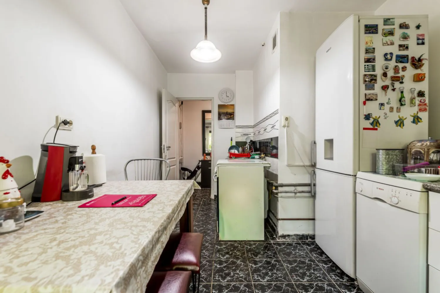 Apartament 2 Camere | Etaj 2 | Centrală proprie | Aleea Ulise - Vă propunem spre achiziție un apartament cu 2 camere, situat într-una dintre cele mai liniștite și căutate zone pentru familii din Arad: Aleea Ulise. Amplasat la etajul 2 al unui imobil cu 4 niveluri, acest apartament reprezintă alegerea ideală pentru un cuplu sau o familie tânără aflată la început de drum, care își dorește un cămin primitor, eficient și accesibil.

Puncte forte ale proprietății:
Etaj intermediar (2/4): considerat cel mai bun etaj pentru eficiență termică și acces facil.
Confort termic : apartamentul dispune de centrală termică proprie pe gaz (instalație completă) și ferestre cu geam termopan, asigurând costuri reduse de întreținere.
Localizare excepțională: blocul este înconjurat de spații verzi atât în față, cât și în spate, fiind ferit de zgomotul și praful traficului auto intens.
Gata de personalizat: locuința a beneficiat de renovări structurale (centrală, geamuri), necesitând doar mici investiții estetice pentru a fi adusă la standardele proprii de design.
Proximitate și facilități (Totul la câteva minute de mers pe jos):: școală generală și grădiniță în imediata apropiere (ideal pentru părinți).
Shopping: supermarketuri și magazine de cartier.
Transport: acces rapid la stația de tramvai și legături facile cu restul orașului.
Natură: alei pietonale și parcuri în zonă.

Detalii tehnice:
Compartimentare: 2 camere, bucătărie, baie, hol.
Dotări: centrală gaz, calorifere, ferestre PVC, ușă metalică la intrare.

Preț listare: 73.000 € | COMISION 0% pentru cumpărător.

Pentru mai multe informații sau programarea unei vizionări, contactați-mă cu încredere:
Sebastian Nica – Consultant Imobiliar

Telefon: 0722 252 639

Servicii suplimentare gratuite pentru clienții noștri:
Asistență financiară: te ajutăm să obții cel mai bun credit ipotecar prin parteneriatele noastre cu 16 bănci (analiză dosar gratuită).

Evaluare corectă: ai o proprietate de vânzare? Sună-mă pentru o analiză de piață gratuită.