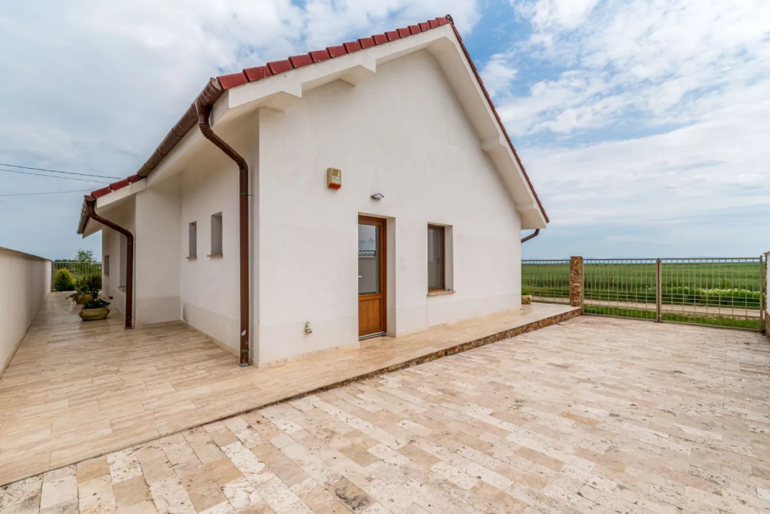 Casă nouă gata de mutat, în Tisa Nouă, la 14 km de Arad