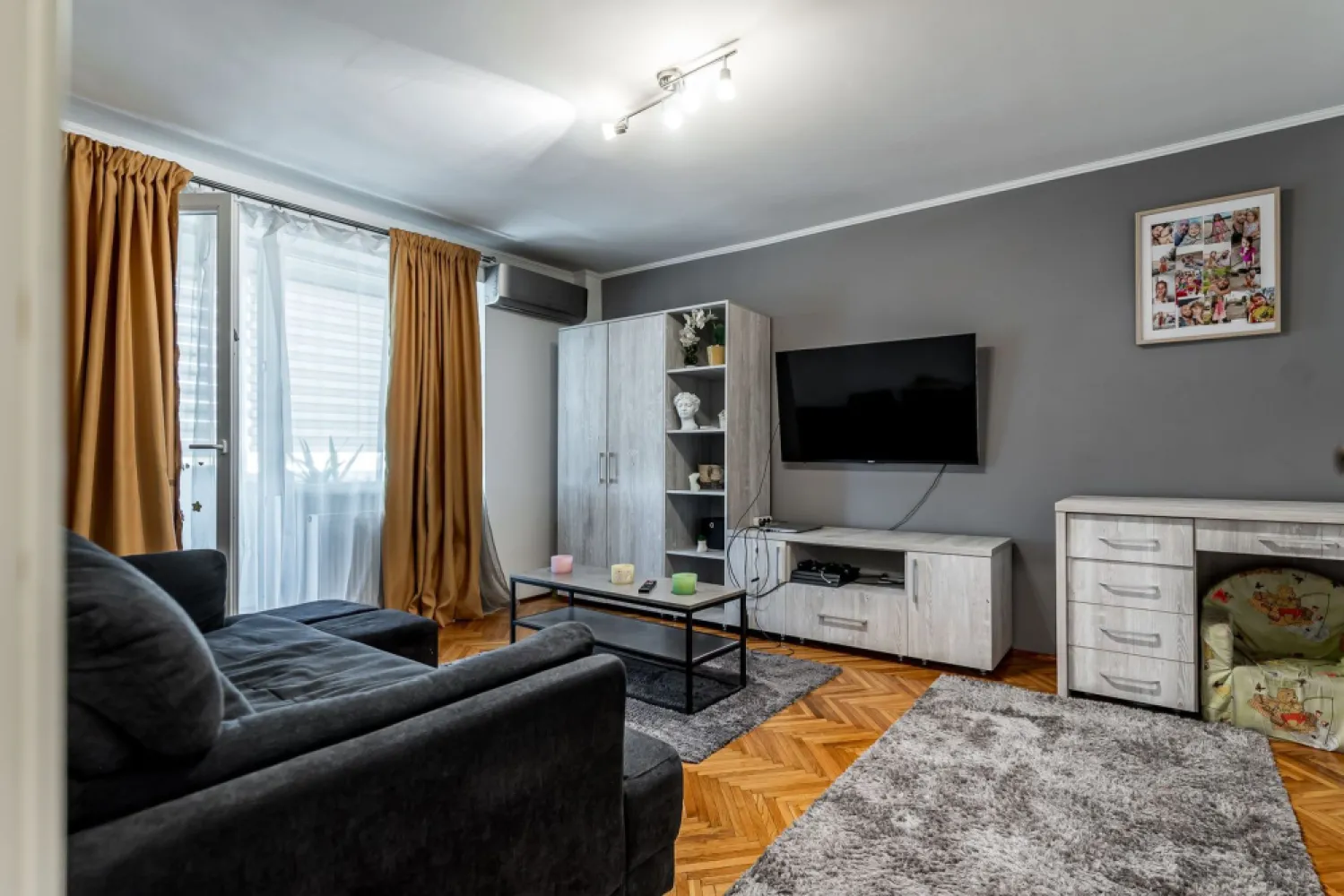 Apartament mobilat pe strada Corneliu Coposu, 0% COMISION - Există proprietăți care își confirmă valoarea prin detalii strategice, iar acest apartament este un exemplu elocvent de echilibru între funcționalitate și poziționare premium. Situată pe strada Corneliu Coposu, într-un punct cardinal al centrului Aradului, această reședință se adresează celor care prețuiesc timpul și calitatea vieții urbane.

Configurație și dotări interioare:
Apartamentul are 2 camere, o suprafață construită de 75 mp (46 mp utili + 9 mp balcon), este situat la etajul 3 al unui imobil cu 4 niveluri – considerat etajul ideal din punct de vedere al eficienței termice și al perspectivei asupra zonei. Interiorul este complet decomandat, oferind o intimitate superioară și o circulație fluidă între camere.

Zona de zi și noapte: Finisajele moderne și mobilierul ales cu grijă creează un ambient primitor, proprietatea vânzându-se complet mobilată și utilată.

Funcționalitate: Bucătăria este închisă, oferind un spațiu de gătit separat și bine ventilat.

Confort climateric: Locuința dispune de centrală termică proprie pe gaz și sistem de aer condiționat, asigurând un control absolut al temperaturii interioare.

Localizare și facilități urbane:
Poziționarea este, fără îndoială, cel mai puternic atu al acestei proprietăți. Situat în imediata apropiere a Consiliului Județean, a Bazinului Amefa și a Lacului Pădurice, apartamentul vă plasează în centrul activității urbane, având la îndemână tot ce este esențial:

Puncte de reper: La câțiva pași de Catedrala Ortodoxă, un simbol al orașului.

Cumpărături și Servicii: Acces facil și rapid către punctele comerciale, precum și proximitate față de stația de alimentare cu combustibil.

Mobilitate: Conectivitate excelentă prin rețeaua de transport în comun, stația de tramvai fiind situată în imediata vecinătate, facilitând deplasarea rapidă spre orice zonă a orașului.

Detalii Achiziție:
Proprietatea reprezintă o alegere strategică atât pentru o reședință personală de prestigiu, cât și pentru o investiție sigură pe termen lung, datorită cererii constante de închiriere în această zonă.

Preț de vânzare: 85.900€

Pentru detalii și programarea unei vizionări:
Jasmina Uglesits - 0740814770 Consultant imobiliar - Agenția ACASĂ Arad

Nu dispui de toată suma? Te ajutăm noi gratuit! Îți obținem oferte de la 16 bănci.

Ai o proprietate de vânzare în Arad și vrei să știi cât valorează cu adevărat?
Sună-mă pentru o evaluare gratuită, fără obligații.

Birou: ACASĂ | Agenție imobiliară Arad
Bulevardul Decebal 2, Arad 310133