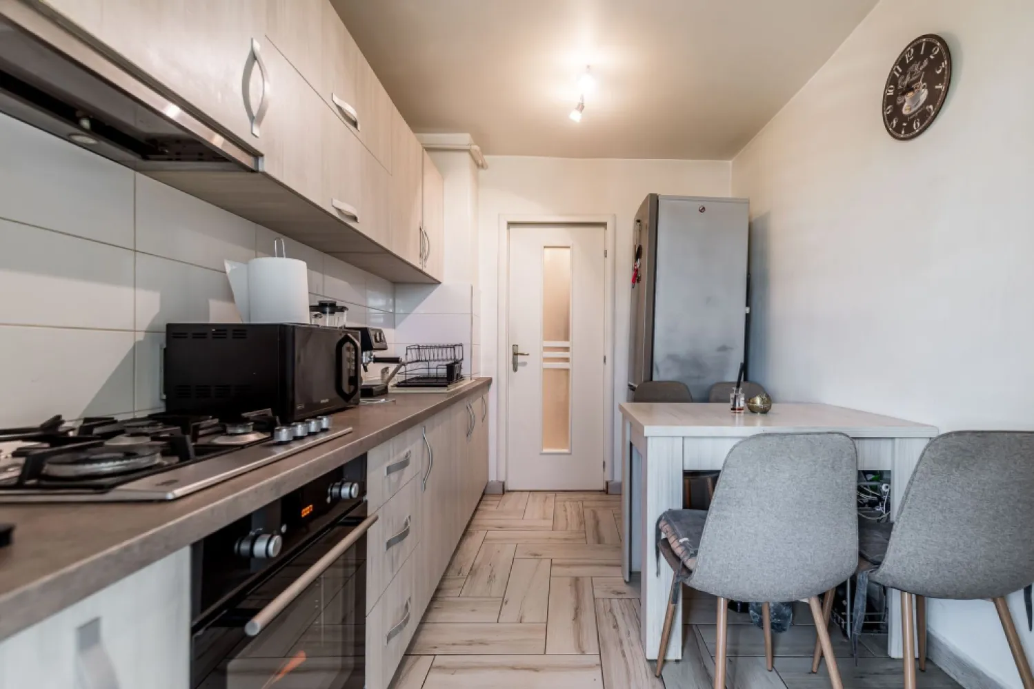 Apartament mobilat pe strada Corneliu Coposu, 0% COMISION - Există proprietăți care își confirmă valoarea prin detalii strategice, iar acest apartament este un exemplu elocvent de echilibru între funcționalitate și poziționare premium. Situată pe strada Corneliu Coposu, într-un punct cardinal al centrului Aradului, această reședință se adresează celor care prețuiesc timpul și calitatea vieții urbane.

Configurație și dotări interioare:
Apartamentul are 2 camere, o suprafață construită de 75 mp (46 mp utili + 9 mp balcon), este situat la etajul 3 al unui imobil cu 4 niveluri – considerat etajul ideal din punct de vedere al eficienței termice și al perspectivei asupra zonei. Interiorul este complet decomandat, oferind o intimitate superioară și o circulație fluidă între camere.

Zona de zi și noapte: Finisajele moderne și mobilierul ales cu grijă creează un ambient primitor, proprietatea vânzându-se complet mobilată și utilată.

Funcționalitate: Bucătăria este închisă, oferind un spațiu de gătit separat și bine ventilat.

Confort climateric: Locuința dispune de centrală termică proprie pe gaz și sistem de aer condiționat, asigurând un control absolut al temperaturii interioare.

Localizare și facilități urbane:
Poziționarea este, fără îndoială, cel mai puternic atu al acestei proprietăți. Situat în imediata apropiere a Consiliului Județean, a Bazinului Amefa și a Lacului Pădurice, apartamentul vă plasează în centrul activității urbane, având la îndemână tot ce este esențial:

Puncte de reper: La câțiva pași de Catedrala Ortodoxă, un simbol al orașului.

Cumpărături și Servicii: Acces facil și rapid către punctele comerciale, precum și proximitate față de stația de alimentare cu combustibil.

Mobilitate: Conectivitate excelentă prin rețeaua de transport în comun, stația de tramvai fiind situată în imediata vecinătate, facilitând deplasarea rapidă spre orice zonă a orașului.

Detalii Achiziție:
Proprietatea reprezintă o alegere strategică atât pentru o reședință personală de prestigiu, cât și pentru o investiție sigură pe termen lung, datorită cererii constante de închiriere în această zonă.

Preț de vânzare: 85.900€

Pentru detalii și programarea unei vizionări:
Jasmina Uglesits - 0740814770 Consultant imobiliar - Agenția ACASĂ Arad

Nu dispui de toată suma? Te ajutăm noi gratuit! Îți obținem oferte de la 16 bănci.

Ai o proprietate de vânzare în Arad și vrei să știi cât valorează cu adevărat?
Sună-mă pentru o evaluare gratuită, fără obligații.

Birou: ACASĂ | Agenție imobiliară Arad
Bulevardul Decebal 2, Arad 310133