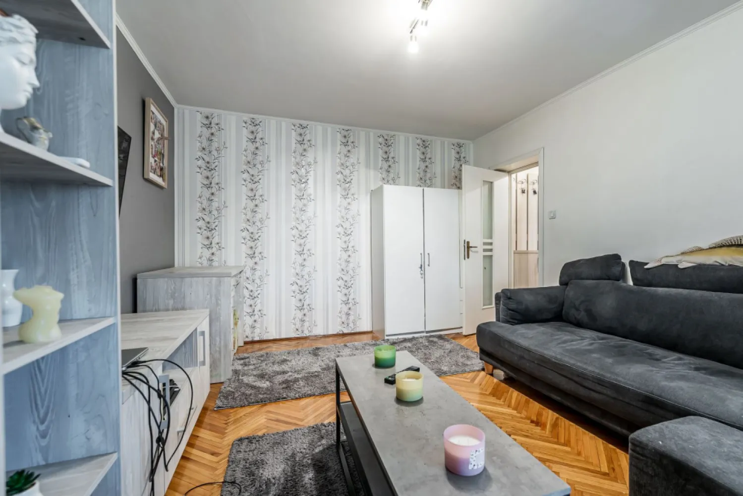 Apartament mobilat pe strada Corneliu Coposu, 0% COMISION - Există proprietăți care își confirmă valoarea prin detalii strategice, iar acest apartament este un exemplu elocvent de echilibru între funcționalitate și poziționare premium. Situată pe strada Corneliu Coposu, într-un punct cardinal al centrului Aradului, această reședință se adresează celor care prețuiesc timpul și calitatea vieții urbane.

Configurație și dotări interioare:
Apartamentul are 2 camere, o suprafață construită de 75 mp (46 mp utili + 9 mp balcon), este situat la etajul 3 al unui imobil cu 4 niveluri – considerat etajul ideal din punct de vedere al eficienței termice și al perspectivei asupra zonei. Interiorul este complet decomandat, oferind o intimitate superioară și o circulație fluidă între camere.

Zona de zi și noapte: Finisajele moderne și mobilierul ales cu grijă creează un ambient primitor, proprietatea vânzându-se complet mobilată și utilată.

Funcționalitate: Bucătăria este închisă, oferind un spațiu de gătit separat și bine ventilat.

Confort climateric: Locuința dispune de centrală termică proprie pe gaz și sistem de aer condiționat, asigurând un control absolut al temperaturii interioare.

Localizare și facilități urbane:
Poziționarea este, fără îndoială, cel mai puternic atu al acestei proprietăți. Situat în imediata apropiere a Consiliului Județean, a Bazinului Amefa și a Lacului Pădurice, apartamentul vă plasează în centrul activității urbane, având la îndemână tot ce este esențial:

Puncte de reper: La câțiva pași de Catedrala Ortodoxă, un simbol al orașului.

Cumpărături și Servicii: Acces facil și rapid către punctele comerciale, precum și proximitate față de stația de alimentare cu combustibil.

Mobilitate: Conectivitate excelentă prin rețeaua de transport în comun, stația de tramvai fiind situată în imediata vecinătate, facilitând deplasarea rapidă spre orice zonă a orașului.

Detalii Achiziție:
Proprietatea reprezintă o alegere strategică atât pentru o reședință personală de prestigiu, cât și pentru o investiție sigură pe termen lung, datorită cererii constante de închiriere în această zonă.

Preț de vânzare: 85.900€

Pentru detalii și programarea unei vizionări:
Jasmina Uglesits - 0740814770 Consultant imobiliar - Agenția ACASĂ Arad

Nu dispui de toată suma? Te ajutăm noi gratuit! Îți obținem oferte de la 16 bănci.

Ai o proprietate de vânzare în Arad și vrei să știi cât valorează cu adevărat?
Sună-mă pentru o evaluare gratuită, fără obligații.

Birou: ACASĂ | Agenție imobiliară Arad
Bulevardul Decebal 2, Arad 310133