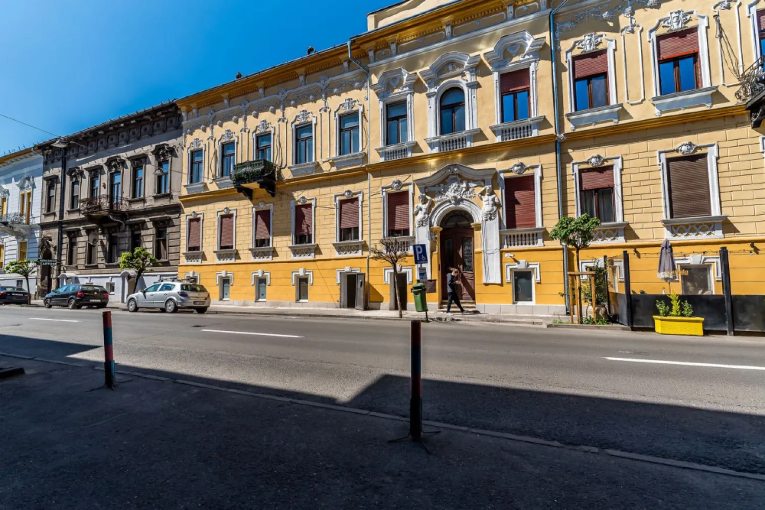 Spațiu comercial cu acces stradal, pe b-dul Decebal, ideal investiție - Te-ai săturat să plătești chirie lună de lună pentru afacerea ta?

Sau cauți un spațiu comercial care să îți producă venit?

Ai oportunitatea să achiziționezi un spațiu comercial poziționat central, chiar pe B-dul Decebal nr. 14, vis-a-vis de Casa Armatei, într-o zonă cu trafic auto și pietonal cu vizibilitate excelentă.

✔ Acces direct din stradă în 2 spații separate
✔ Posibilitate de utilizare mixtă: business propriu + închiriere
✔ Poziție ușor de găsit pentru clienți
✔ Ideal pentru activități cu publicul: birou, agenție, salon, servicii, cabinet, atelier, magazin, punct de lucru sau investiție

Spațiul este situat la demisol, accesul realizându-se prin coborârea a doar 3 trepte.

Compartimentarea este practică și oferă flexibilitate: 

🔹 Spațiul 1

acces separat din stradă
aproximativ 18 mp
o încăpere ideală pentru activitate individuală sau închiriere rapidă

🔹 Spațiul 2

acces separat din stradă
aproximativ 26 mp
două încăperi potrivite pentru activități comerciale sau birouri

🔹 Cele două spații comunică printr-un coridor comun aflat în spatele lor.

Imaginează-ți că îți desfășori propria activitate într-un spațiu central, fără presiunea chiriei lunare.

Sau poate alegi varianta inteligentă:
➡ folosești un spațiu pentru business-ul tău
➡ iar celălalt îți generează venit pasiv din chirie.

Poziționarea pe unul dintre cele mai cunoscute bulevarde din Arad oferă expunere și accesibilitate, două elemente esențiale pentru orice afacere care lucrează cu publicul.

Dacă vrei un spațiu comercial cu potențial real, într-o locație ușor de remarcat și cu posibilitate de exploatare dublă, contactează-mă pentru detalii și vizionare.

Un spațiu bine poziționat poate face diferența dintre o afacere obișnuită și una care crește constant.

Contact 0040757662907 Andrei Caracioni consultant imobiliar.

Cod proprietate: CP3054101