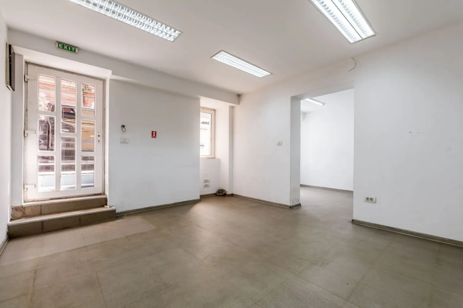 Spațiu comercial cu acces stradal, pe b-dul Decebal, ideal investiție - Te-ai săturat să plătești chirie lună de lună pentru afacerea ta?

Sau cauți un spațiu comercial care să îți producă venit?

Ai oportunitatea să achiziționezi un spațiu comercial poziționat central, chiar pe B-dul Decebal nr. 14, vis-a-vis de Casa Armatei, într-o zonă cu trafic auto și pietonal cu vizibilitate excelentă.

✔ Acces direct din stradă în 2 spații separate
✔ Posibilitate de utilizare mixtă: business propriu + închiriere
✔ Poziție ușor de găsit pentru clienți
✔ Ideal pentru activități cu publicul: birou, agenție, salon, servicii, cabinet, atelier, magazin, punct de lucru sau investiție

Spațiul este situat la demisol, accesul realizându-se prin coborârea a doar 3 trepte.

Compartimentarea este practică și oferă flexibilitate: 

🔹 Spațiul 1

acces separat din stradă
aproximativ 18 mp
o încăpere ideală pentru activitate individuală sau închiriere rapidă

🔹 Spațiul 2

acces separat din stradă
aproximativ 26 mp
două încăperi potrivite pentru activități comerciale sau birouri

🔹 Cele două spații comunică printr-un coridor comun aflat în spatele lor.

Imaginează-ți că îți desfășori propria activitate într-un spațiu central, fără presiunea chiriei lunare.

Sau poate alegi varianta inteligentă:
➡ folosești un spațiu pentru business-ul tău
➡ iar celălalt îți generează venit pasiv din chirie.

Poziționarea pe unul dintre cele mai cunoscute bulevarde din Arad oferă expunere și accesibilitate, două elemente esențiale pentru orice afacere care lucrează cu publicul.

Dacă vrei un spațiu comercial cu potențial real, într-o locație ușor de remarcat și cu posibilitate de exploatare dublă, contactează-mă pentru detalii și vizionare.

Un spațiu bine poziționat poate face diferența dintre o afacere obișnuită și una care crește constant.

Contact 0040757662907 Andrei Caracioni consultant imobiliar.

Cod proprietate: CP3054101