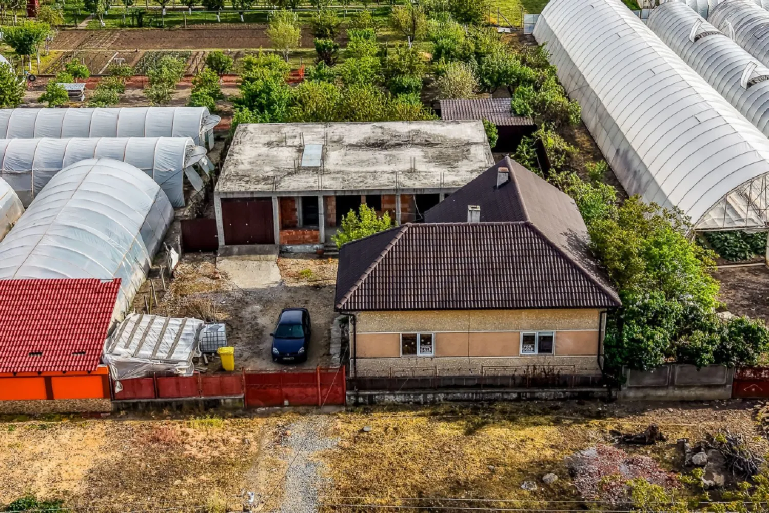 Casă finisată + casă în construcție, la același preț! - 🏡 O proprietate, două construcții, nenumărate posibilități – Seleuș, Arad
Imaginează-ți o proprietate în care te poți muta chiar de mâine, fără investiții suplimentare, dar care îți oferă în același timp șansa de a crea încă o locuință exact așa cum îți dorești. 🔑✨
Prima construcție este o casă finisată, gata pentru locuire imediată, cu 82 mp utili, compartimentată practic:
✔️ 3 camere
✔️ bucătărie mobilată
✔️ baie utilată
✔️ apă și curent
✔️ aer condiționat
✔️ Garaj pentru 3 mașini 🚗🚗🚗
✔️ Teren generos de peste 700 mp

A doua construcție este la roșu, cu parter construit și 98 mp utili, având autorizație pentru regim de înălțime P+E – spațiul perfect pentru a-l transforma după propriile cerințe și așteptări.

💰 Preț: 65.000 € negociabil
✅ Comision 0% pentru cumpărător!

📞 Sună acum pentru o vizionare!
Mihai Bica – Consultant imobiliar
0742543526