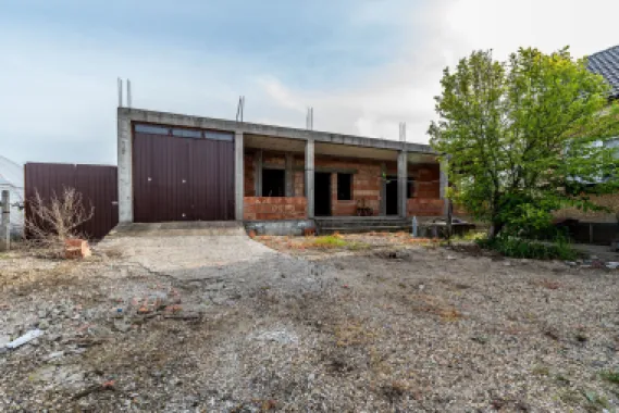 Casă finisată + casă în construcție, la același preț!