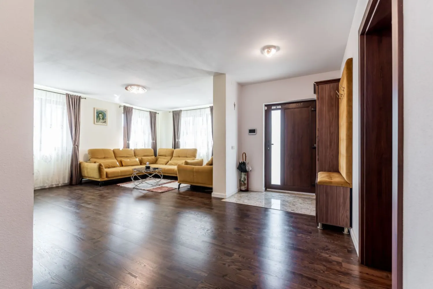 Rezervat Casa la cheie de vanzare in cartierul Europa, Vladimirescu - Proprietate rezervată 
Comision 0%
Casă modernă construită în 2020, situată într-o zonă liniștită și apreciată din Vladimirescu. Proprietatea are 146 mp utili și un teren generos de 701 mp.
Compartimentare: la parter se află livingul, bucătărie cu camara si iesire pe terasa, un dormitor și o baie, iar la etaj două dormitoare, o baie și o zonă de zi care poate fi amenajată ca al treilea dormitor.

Locuința este construită din cărămidă, izolată termic, beneficiază de încălzire în pardoseală și se vinde complet mobilată și utilată, exact ca în fotografii.

O proprietate ideală pentru cei care își doresc o casă spațioasă, modernă și pregătită pentru mutare imediată.

📞 Pentru detalii și programarea unei vizionări:
Blaga Flavius – 0754467525 Consultant imobiliar acreditat APAIR (Asociația Profesională a Agenților Imobiliari din România)

Nu dispui de toată suma? Te ajutăm noi gratuit! Îți obținem oferte de la 16 bănci.
Ai o proprietate de vânzare în Arad și vrei să știi cât valorează cu adevărat?

Birou: ACASĂ | Agenție imobiliară Arad
Adresă: Bulevardul Decebal 2, Arad 310133