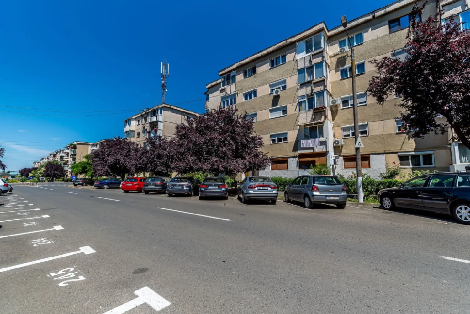 Ap 2 camere decomandat, renovat, 2 balcoane. Cartier Alfa Arad - Cum ar fi să vă mutați într-o locuință în care nu trebuie să renovați nimic și în care fiecare lucru important este la câteva minute de casă?

Acest apartament cu 2 camere decomandate, situat în cartierul Alfa, oferă exact ceea ce caută multe familii tinere: spațiu bine organizat, confort și o locație care vă simplifică viața de zi cu zi.

Situat la etajul 3 din 4, apartamentul a fost renovat complet și este parțial mobilat, astfel încât vă puteți concentra pe amenajarea noului vostru cămin, nu pe șantiere și cheltuieli neprevăzute.
Cele două balcoane aduc lumină naturală și spațiu suplimentar pentru relaxare, iar baia cu geam asigură aerisire naturală.

Compartimentare:
Living luminos
Dormitor spațios
Bucătărie separată
Baie cu geam
2 balcoane

Confort:
Centrală termică proprie pe gaz
Încălzire prin calorifere
Apartament renovat complet
Compartimentare decomandată
Vedere către zonă verde și către stradă

Un cartier care vă oferă timp pentru familie
Alfa este cel mai apropiat cartier de blocuri față de centrul Aradului, fiind apreciat pentru accesul rapid către oraș și numeroasele facilități din apropiere.
La câteva minute de casă găsiți:
magazine alimentare;
farmacii;
transport în comun;
școli și grădinițe;
biserică;
zona de agrement perfectă pentru plimbări, sport și timp petrecut împreună.

Dacă sunteți în căutarea unei locuințe în care să începeți următorul capitol al vieții voastre, acest apartament merită văzut.
📞 Andrei Caracioni – Acasă Arad Imobiliare telefon: 0757 662 907

Cod proprietate: CP3038813