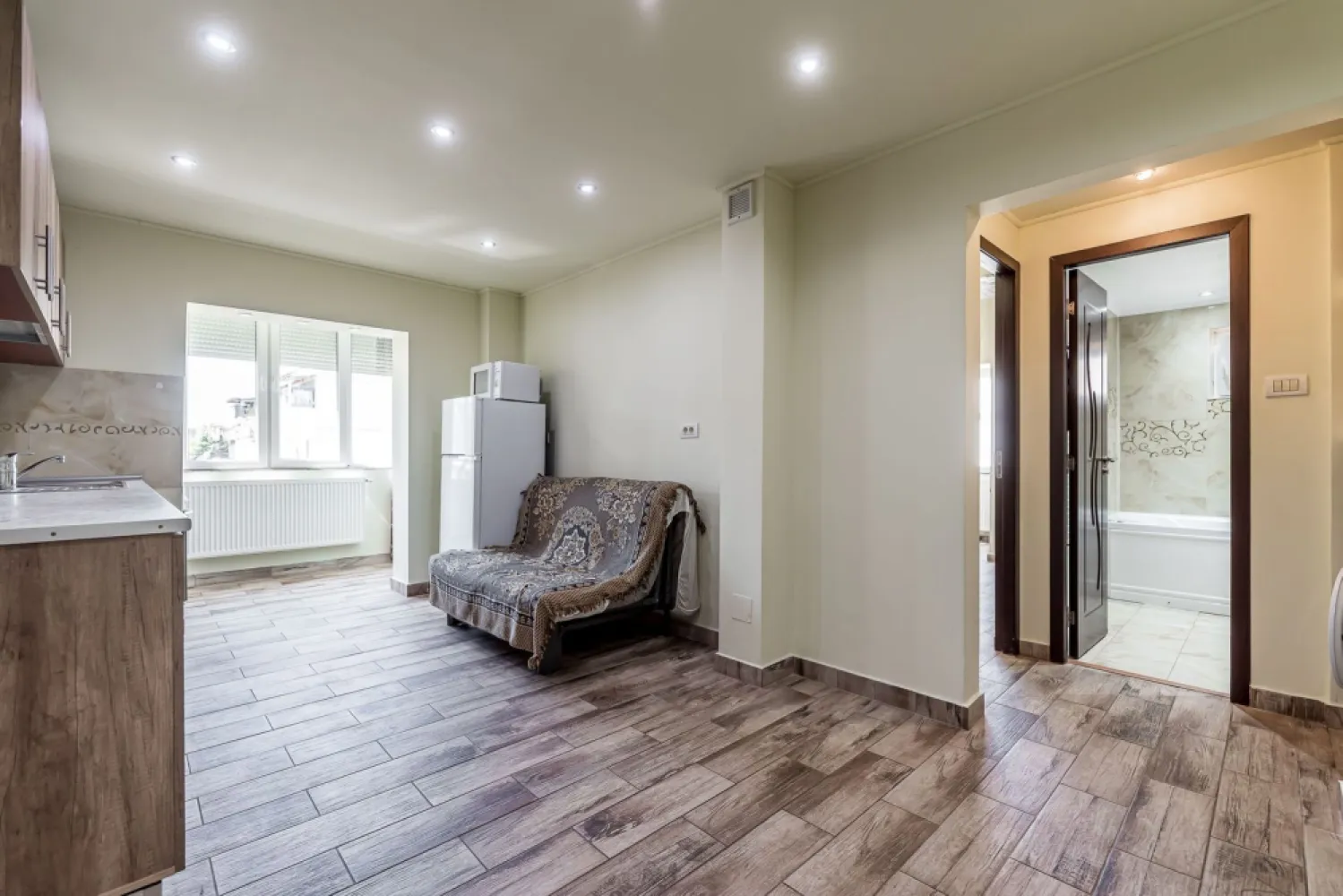 Ap 2 camere decomandat, renovat, 2 balcoane. Cartier Alfa Arad - Cum ar fi să vă mutați într-o locuință în care nu trebuie să renovați nimic și în care fiecare lucru important este la câteva minute de casă?

Acest apartament cu 2 camere decomandate, situat în cartierul Alfa, oferă exact ceea ce caută multe familii tinere: spațiu bine organizat, confort și o locație care vă simplifică viața de zi cu zi.

Situat la etajul 3 din 4, apartamentul a fost renovat complet și este parțial mobilat, astfel încât vă puteți concentra pe amenajarea noului vostru cămin, nu pe șantiere și cheltuieli neprevăzute.
Cele două balcoane aduc lumină naturală și spațiu suplimentar pentru relaxare, iar baia cu geam asigură aerisire naturală.

Compartimentare:
Living luminos
Dormitor spațios
Bucătărie separată
Baie cu geam
2 balcoane

Confort:
Centrală termică proprie pe gaz
Încălzire prin calorifere
Apartament renovat complet
Compartimentare decomandată
Vedere către zonă verde și către stradă

Un cartier care vă oferă timp pentru familie
Alfa este cel mai apropiat cartier de blocuri față de centrul Aradului, fiind apreciat pentru accesul rapid către oraș și numeroasele facilități din apropiere.
La câteva minute de casă găsiți:
magazine alimentare;
farmacii;
transport în comun;
școli și grădinițe;
biserică;
zona de agrement perfectă pentru plimbări, sport și timp petrecut împreună.

Dacă sunteți în căutarea unei locuințe în care să începeți următorul capitol al vieții voastre, acest apartament merită văzut.
📞 Andrei Caracioni – Acasă Arad Imobiliare telefon: 0757 662 907

Cod proprietate: CP3038813