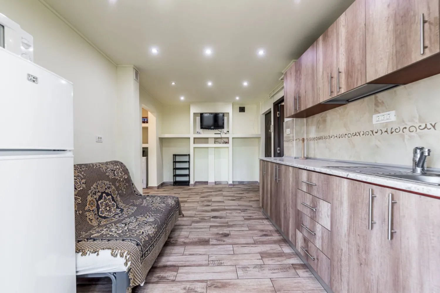 Ap 2 camere decomandat, renovat, 2 balcoane. Cartier Alfa Arad - Cum ar fi să vă mutați într-o locuință în care nu trebuie să renovați nimic și în care fiecare lucru important este la câteva minute de casă?

Acest apartament cu 2 camere decomandate, situat în cartierul Alfa, oferă exact ceea ce caută multe familii tinere: spațiu bine organizat, confort și o locație care vă simplifică viața de zi cu zi.

Situat la etajul 3 din 4, apartamentul a fost renovat complet și este parțial mobilat, astfel încât vă puteți concentra pe amenajarea noului vostru cămin, nu pe șantiere și cheltuieli neprevăzute.
Cele două balcoane aduc lumină naturală și spațiu suplimentar pentru relaxare, iar baia cu geam asigură aerisire naturală.

Compartimentare:
Living luminos
Dormitor spațios
Bucătărie separată
Baie cu geam
2 balcoane

Confort:
Centrală termică proprie pe gaz
Încălzire prin calorifere
Apartament renovat complet
Compartimentare decomandată
Vedere către zonă verde și către stradă

Un cartier care vă oferă timp pentru familie
Alfa este cel mai apropiat cartier de blocuri față de centrul Aradului, fiind apreciat pentru accesul rapid către oraș și numeroasele facilități din apropiere.
La câteva minute de casă găsiți:
magazine alimentare;
farmacii;
transport în comun;
școli și grădinițe;
biserică;
zona de agrement perfectă pentru plimbări, sport și timp petrecut împreună.

Dacă sunteți în căutarea unei locuințe în care să începeți următorul capitol al vieții voastre, acest apartament merită văzut.
📞 Andrei Caracioni – Acasă Arad Imobiliare telefon: 0757 662 907

Cod proprietate: CP3038813