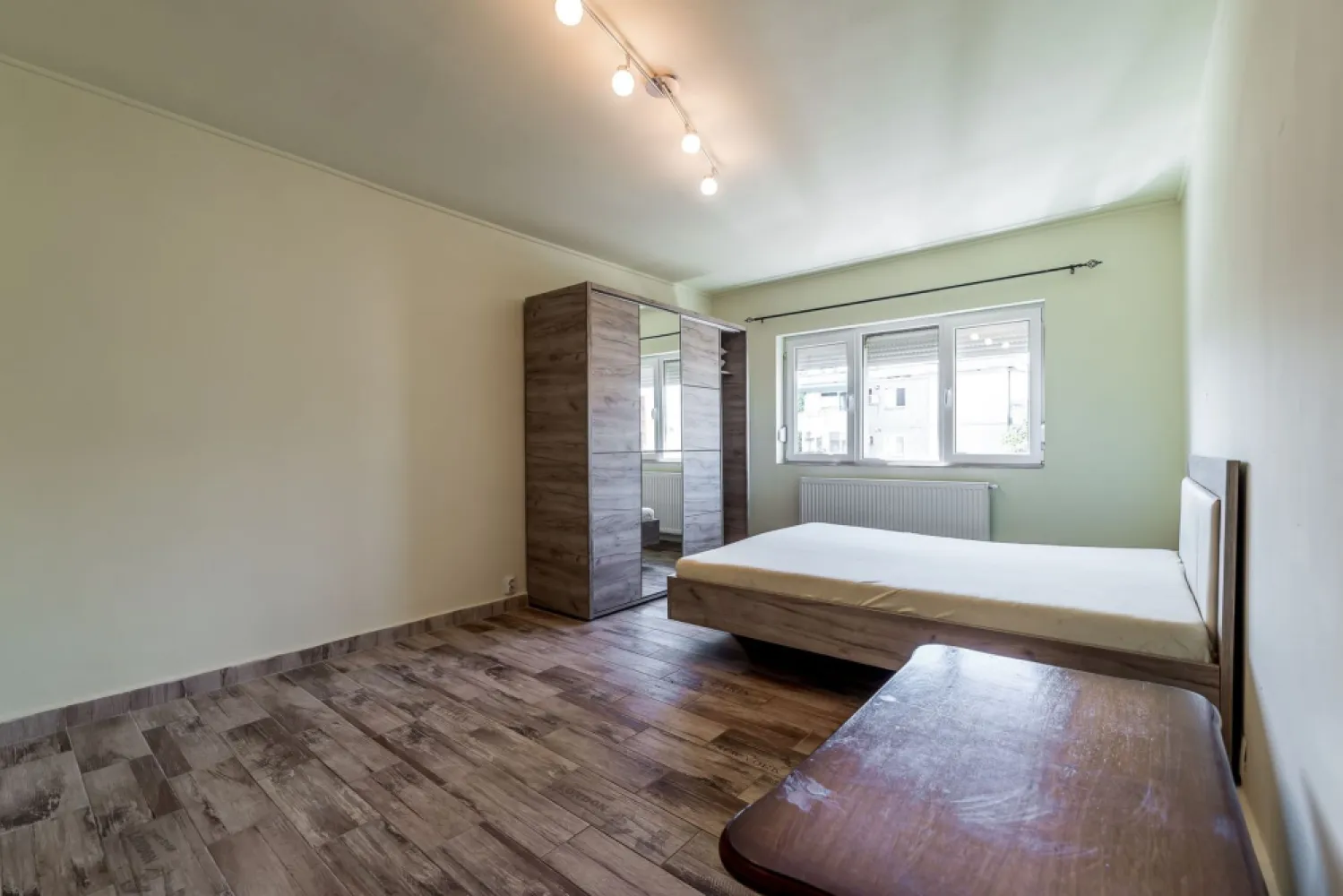 REZERVAT! Ap 2 camere, renovat, 2 balcoane. Cartier Alfa Arad - Proprietate REZERVATĂ! 

Cum ar fi să vă mutați într-o locuință în care nu trebuie să renovați nimic și în care fiecare lucru important este la câteva minute de casă?

Acest apartament cu 2 camere decomandate, situat în cartierul Alfa, oferă exact ceea ce caută multe familii tinere: spațiu bine organizat, confort și o locație care vă simplifică viața de zi cu zi.

Situat la etajul 3 din 4, apartamentul a fost renovat complet și este parțial mobilat, astfel încât vă puteți concentra pe amenajarea noului vostru cămin, nu pe șantiere și cheltuieli neprevăzute.
Cele două balcoane aduc lumină naturală și spațiu suplimentar pentru relaxare, iar baia cu geam asigură aerisire naturală.

Compartimentare:
Living luminos
Dormitor spațios
Bucătărie separată
Baie cu geam
2 balcoane

Confort:
Centrală termică proprie pe gaz
Încălzire prin calorifere
Apartament renovat complet
Compartimentare decomandată
Vedere către zonă verde și către stradă

Un cartier care vă oferă timp pentru familie
Alfa este cel mai apropiat cartier de blocuri față de centrul Aradului, fiind apreciat pentru accesul rapid către oraș și numeroasele facilități din apropiere.
La câteva minute de casă găsiți:
magazine alimentare;
farmacii;
transport în comun;
școli și grădinițe;
biserică;
zona de agrement perfectă pentru plimbări, sport și timp petrecut împreună.

Dacă sunteți în căutarea unei locuințe în care să începeți următorul capitol al vieții voastre, acest apartament merită văzut.
📞 Andrei Caracioni – Acasă Arad Imobiliare telefon: 0757 662 907

Cod proprietate: CP3038813