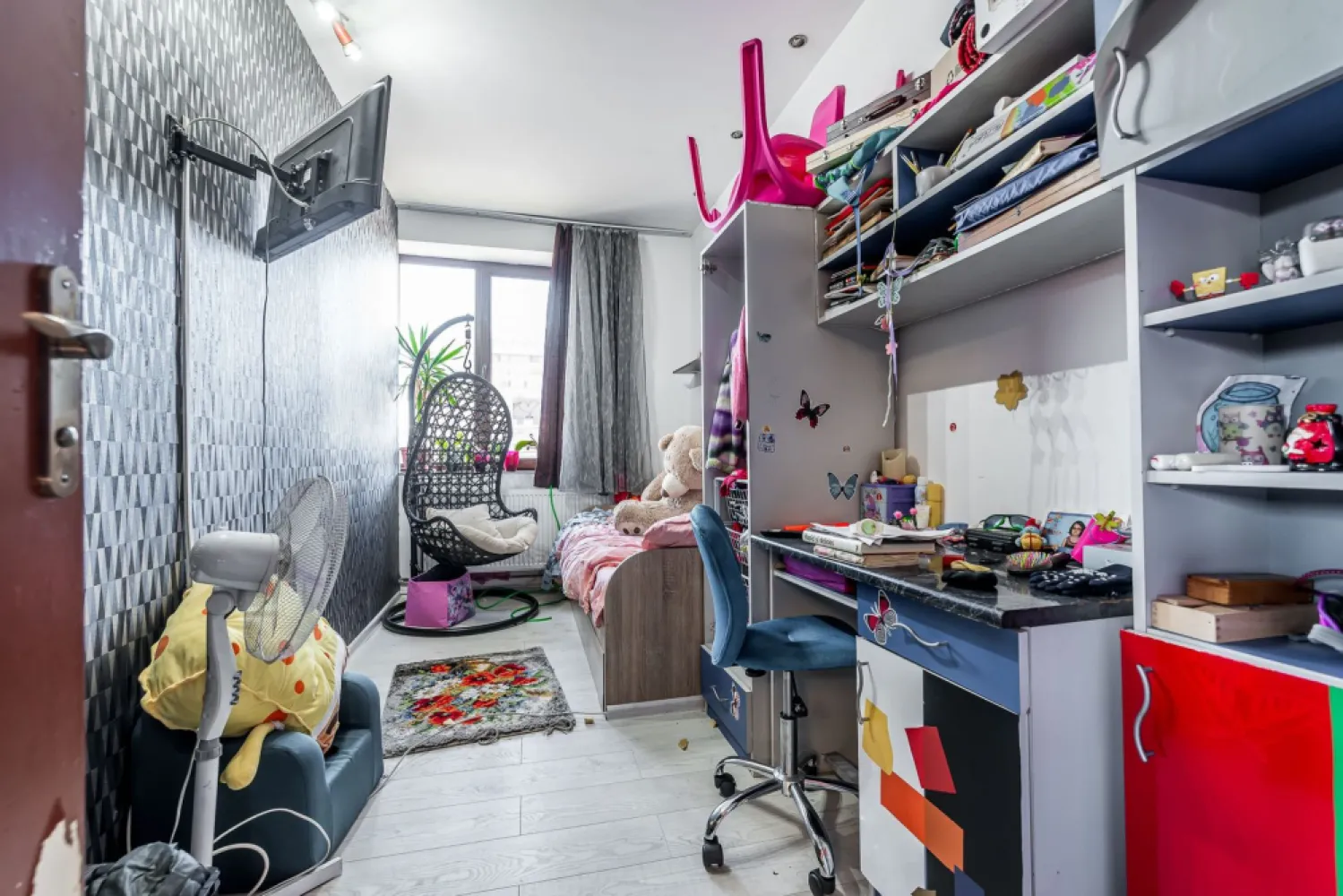 Apartament tip casă | 3 camere & curte | zona Colegiului Moise Nicoară - Echilibrul perfect între dinamismul orașului și intimitatea unei case.

Vă propunem spre vânzare o proprietate rară pe piața din Arad: un apartament de tip casă situat în zona Ultracentrală, care îmbină eleganța arhitecturii urbane cu privilegiul unei curți private. Este locuința ideală pentru o familie care își dorește ca „acasă” să însemne atât confort interior, cât și spațiu de joacă sau relaxare în aer liber.

Compartimentare și Detalii Tehnice:
- 3 camere luminoase: Ideale pentru living, dormitor matrimonial și cameră pentru copii sau birou.
- bucătărie închisă: perfectă pentru cei care gătesc și apreciază separarea spațiilor.
- 2 băi: un confort esențial pentru o familie modernă.
- spațiu de depozitare (demisol): ideal pentru biciclete, anvelope sau obiecte sezoniere.
- curte privată: un spațiu exterior rar întâlnit în zona zero a orașului.

Proprietatea este situată într-una dintre cele mai râvnite zone ale Aradului, oferind acces imediat la:
Parcul Copiilor & Malul Mureșului: pentru plimbări zilnice și sport în aer liber.
Autograph Collection by Marriott: un vecin de prestigiu care ridică valoarea zonei.
Centrul orașului: restaurante, cafenele, școli de elită și instituții administrative.

De ce să alegi această proprietate?
Spre deosebire de un apartament clasic la bloc, aici beneficiezi de independență și de acel sentiment de „acasă la curte”, fără a renunța la avantajele locuirii în centru. Este o investiție sigură, atât pentru locuit, cât și pentru segmentul de închirieri premium (Regim Hotelier/Booking).

155.000 € | COMISION 0%
Contact: Sebastian Nica 0722 252 639